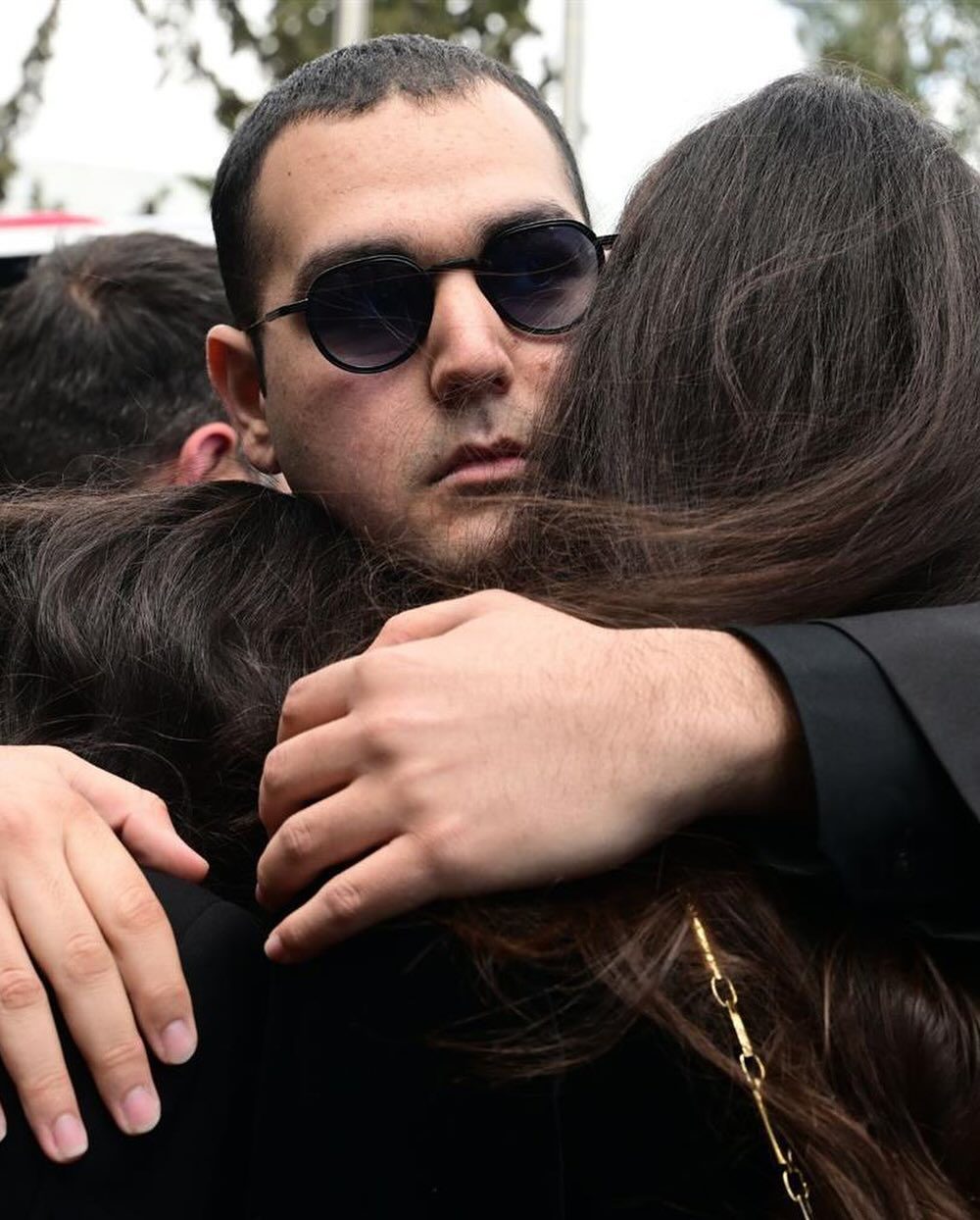 Με αφορμή την Ανάσταση του Κυρίου η Εύη Βατίδου έγραψε στον λογαριασμό της στο Instagram: «Καλή Ανάσταση σε όλο τον κόσμο. Εύχομαι οι καρδιές να μαλακώσουν πιο εύκολα απ’ ότι τα αβγά που πετάνε και δε σπάνε.» 