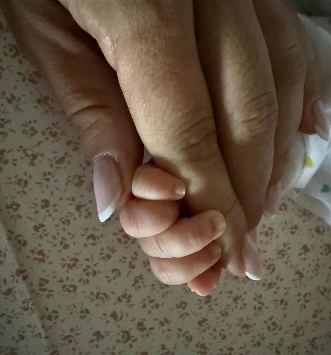 Η Ελένη Τσολάκη που από το 2017 είναι παντρεμένη με τον Παύλο Πετρουλάκη, από τη μέρα που έγινε μαμά, είδε τη ζωή της να αλλάζει ριζικά με την κόρη της να αποτελεί πλέον την απόλυτη προτεραιότητά της.