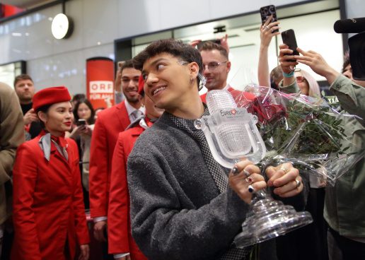 Θριαμβευτική υποδοχή για τον μεγάλο νικητή της Eurovision 2025 JJ στη Βιέννη