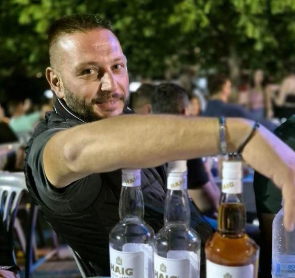 Ο Γιάννης Αλεξόπουλος είναι το πρόσωπο που βρίσκεται στο επίκεντρο της δικαστικής διαμάχης γύρω από τον σοβαρό τραυματισμό του καλλιτέχνη Άρη Μουγκοπέτρου.