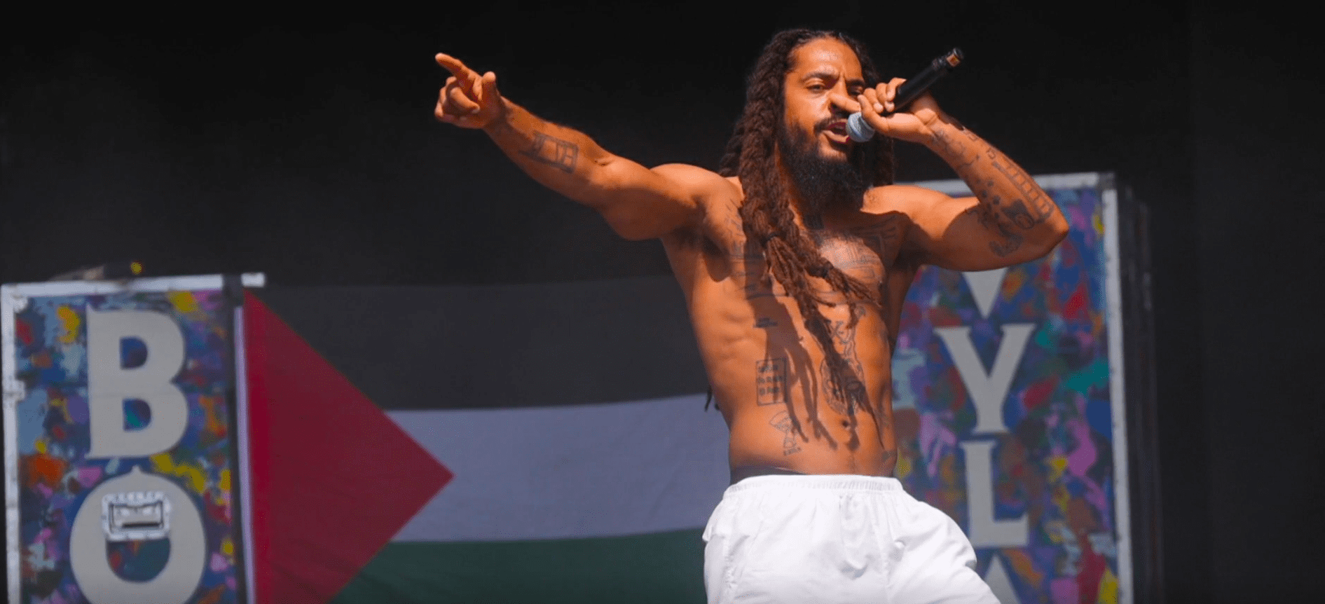 Φεστιβάλ Γκλάστονμπερι: Αντιδράσεις στη Βρετανία για τα συνθήματα του Bob Vylan κατά του Ισραήλ.