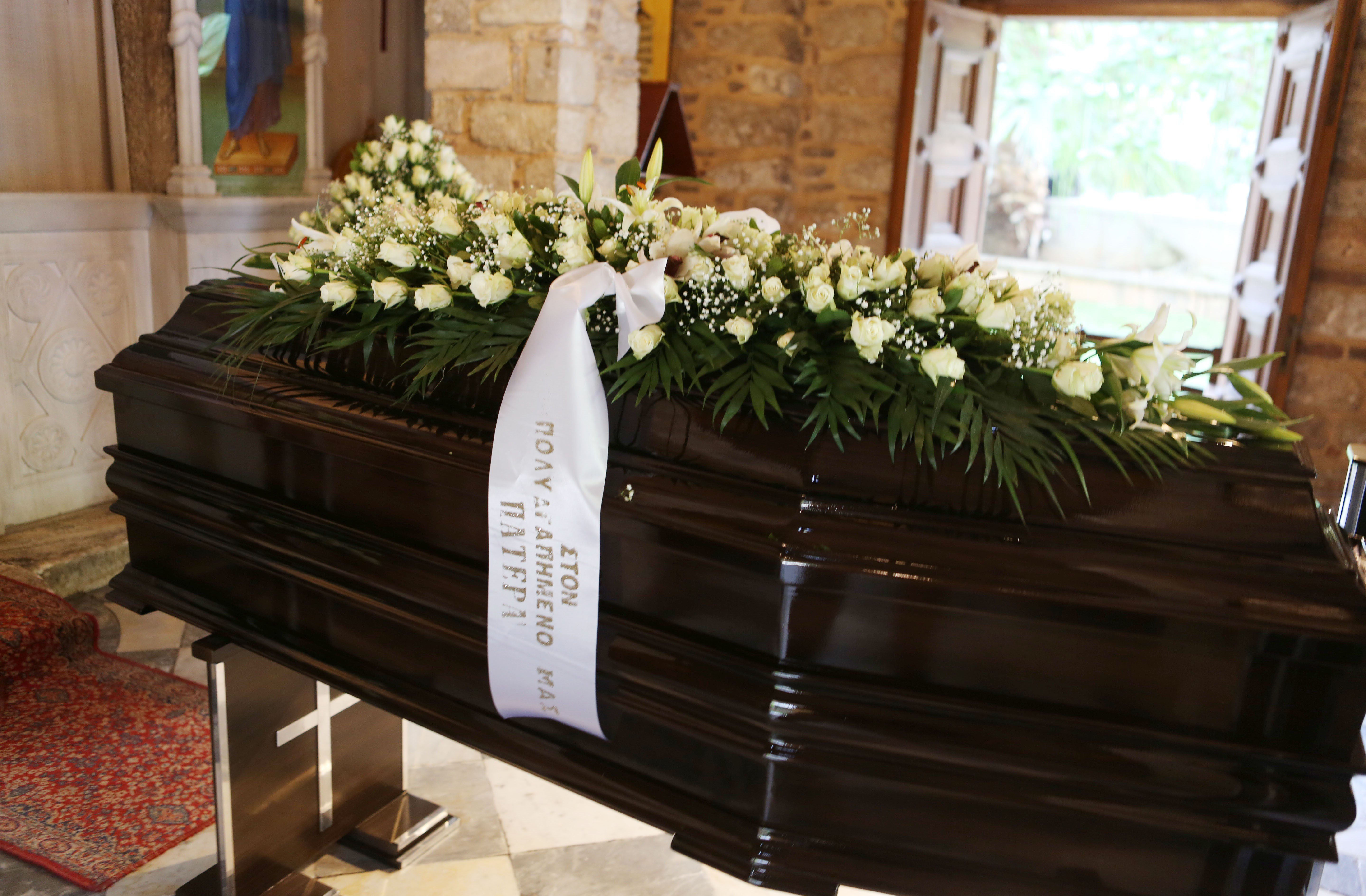 Η σορός του ΠέτροΛούκα Χαλκία στο παρέκλησι της Μητρóπολης Αθηνών.