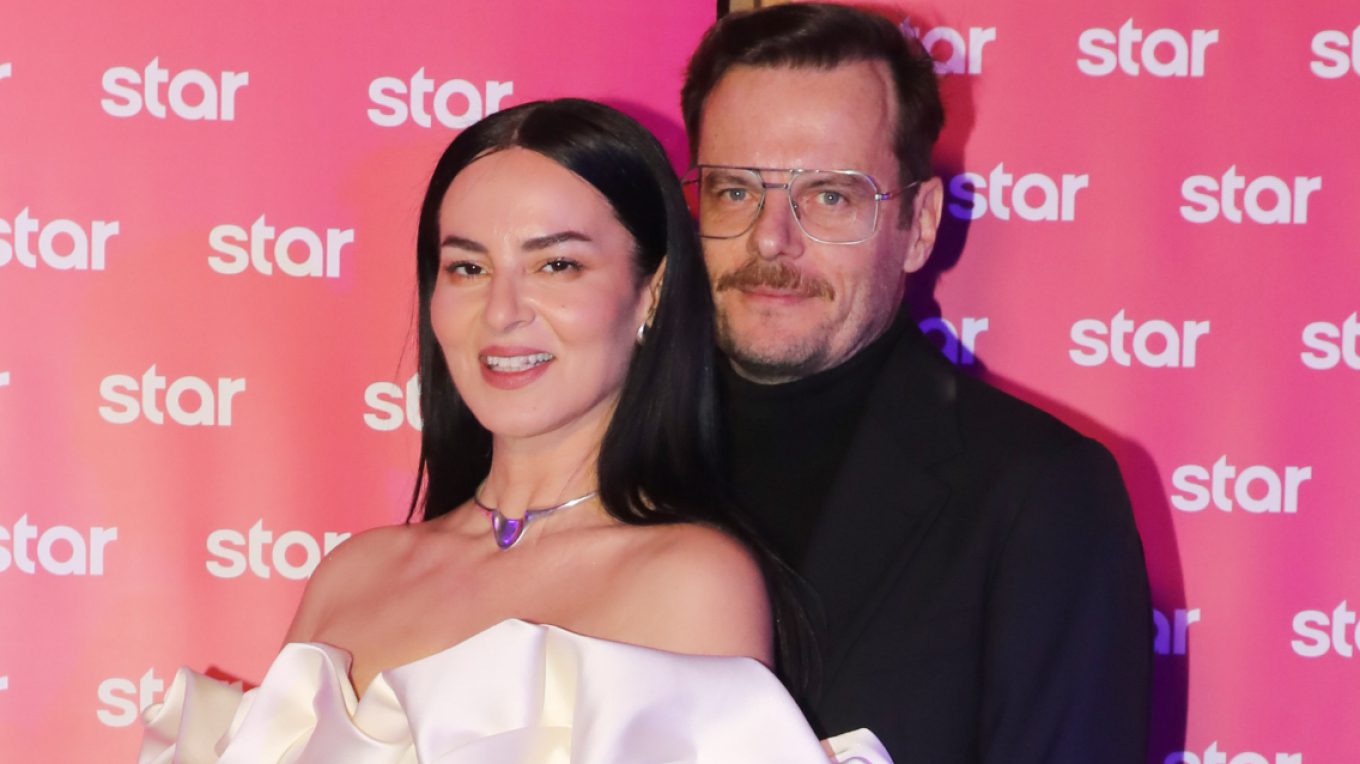 Για τον κεραυνοβόλο έρωτα που βίωσε όταν γνώρισε τον σύζυγό της, Βασίλη Καρύδη.