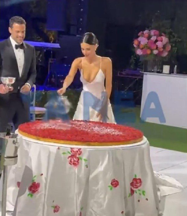 Η κοπή της εντυπωσιακής τούρτας στον γάμο του Κωνσταντίνου Αργυρού και της Αλεξάνδρας Νίκα έγινε viral χάρη στο ιταλικό έθιμο με τη ζάχαρη άχνη που κερδίζει όλο και περισσότερα ζευγάρια.