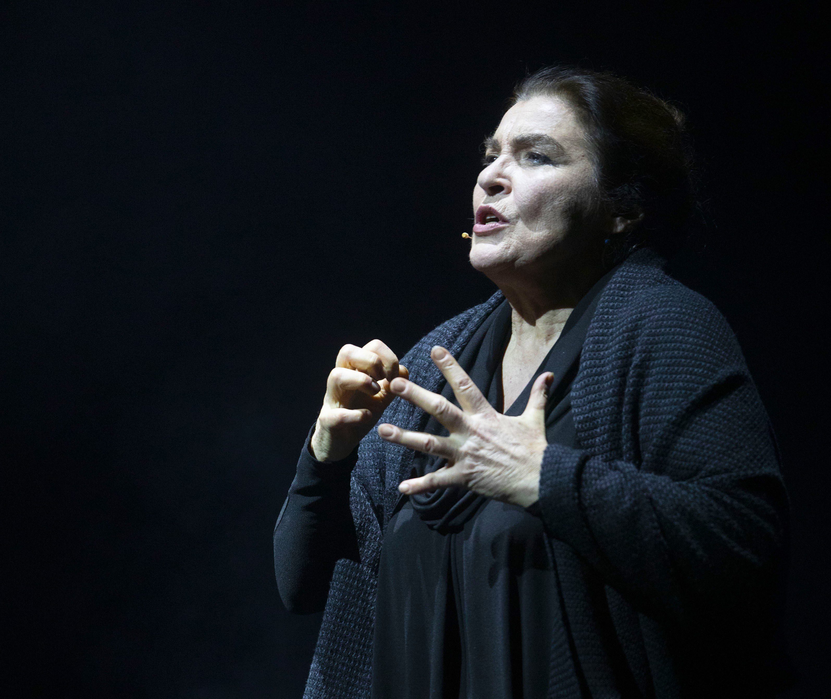 Η Λυδία Κονιόρδου μίλησε στο περιοδικό ΟΚ! για τη συμμετοχή שלה στη «Γη της Ελιάς», τις σχέσεις με το κοινό και τις προσωπικές διαδικασίες αυτοθεραπείας μέσω του θεάτρου.