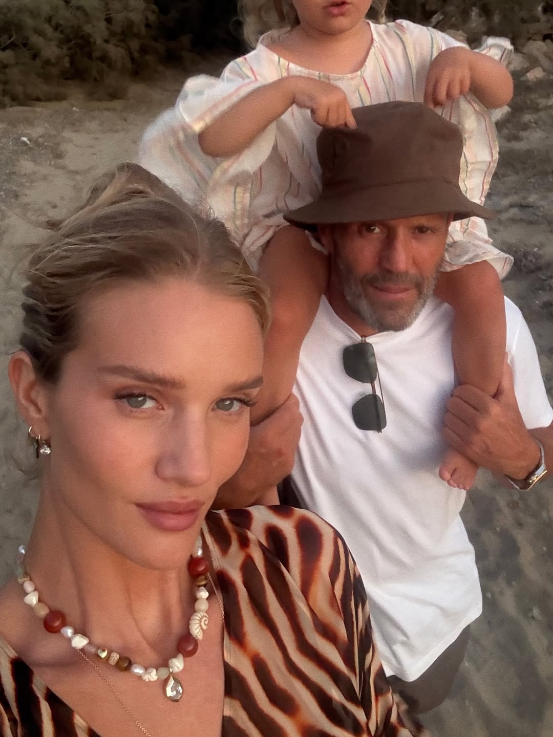 Η Ρόζι Χάντινγκτον μοιράστηκε εικόνες από τις καλοκαιρινές της διακοπές στην Ελλάδα.