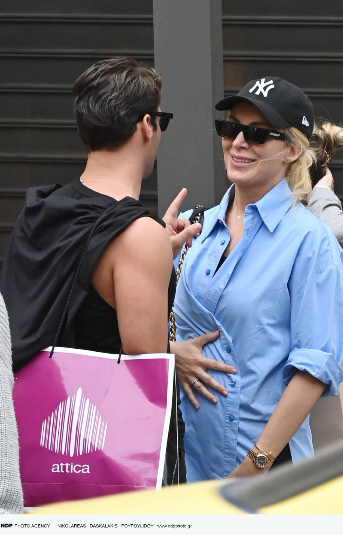 Η Κατερίνα Καινούργιου κρατά την κοιλιά της