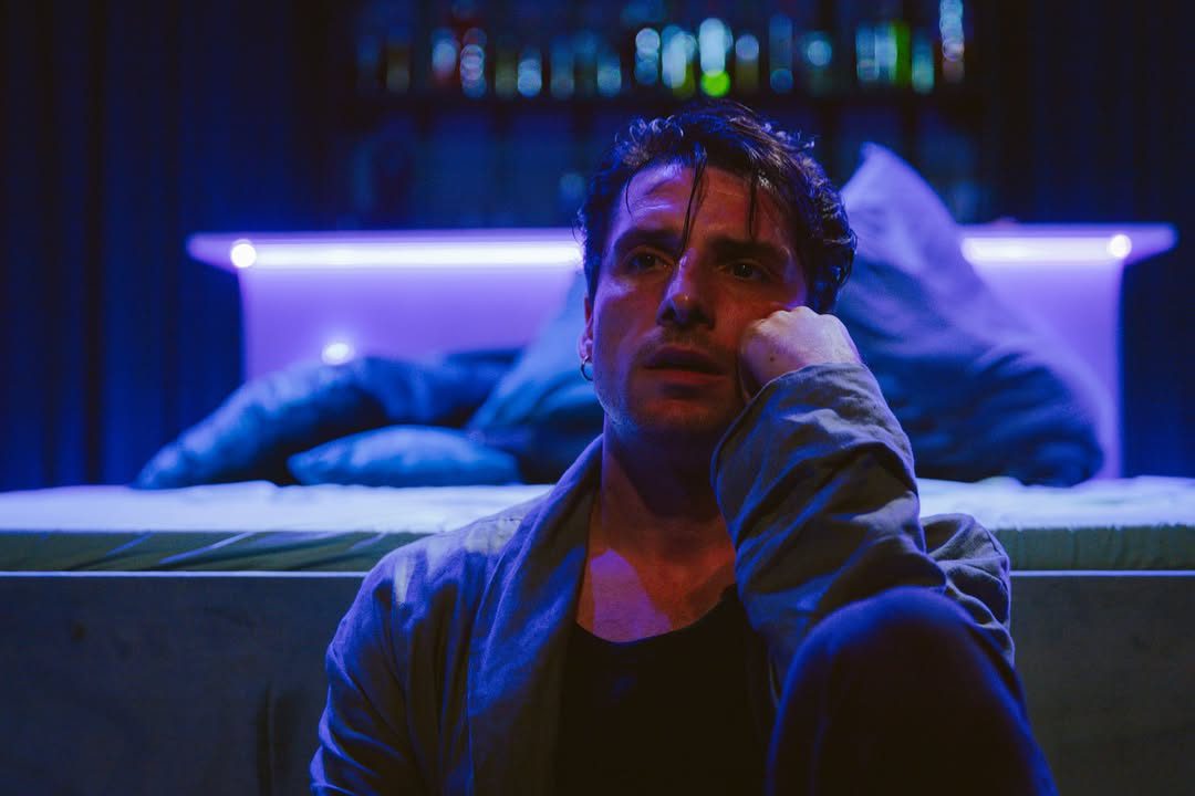 Ο Σπύρος Χατζηαγγελάκης μίλησε στο «Πρωίαν σε είδον» για τη δεύτερη χρονιά του στο «Blue Train», τη στιγμή που ένιωσε πραγματικά ενήλικας και την κρίση μέσης ηλικίας που βιώνει στα 39 του.