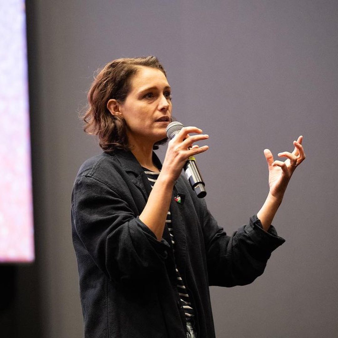 Η Αριάν Λαμπέντ γεννήθηκε στην Αθήνα το 1984, από Γάλλους γονείς, και πέρασε τα παιδικά της χρόνια μεταξύ Ελλάδας, Γαλλίας και Γερμανίας. Σπούδασε στο Πανεπιστήμιο της Προβηγκίας και ασχολήθηκε από νωρίς με το θέατρο και τον κινηματογράφο.