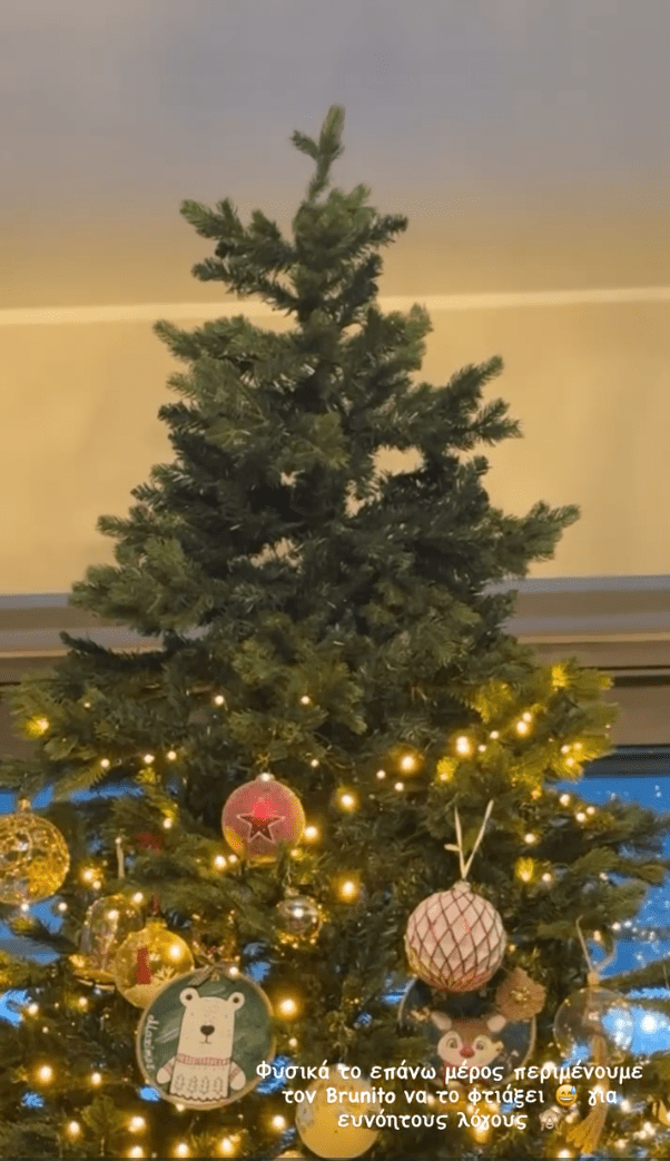 Η ηθοποιός στόλισε το εντυπωσιακό χριστουγεννιάτικο δέντρο της μαζί με τα παιδιά της και άφησε την κορυφή για τον Μπρούνο Τσερέλα.