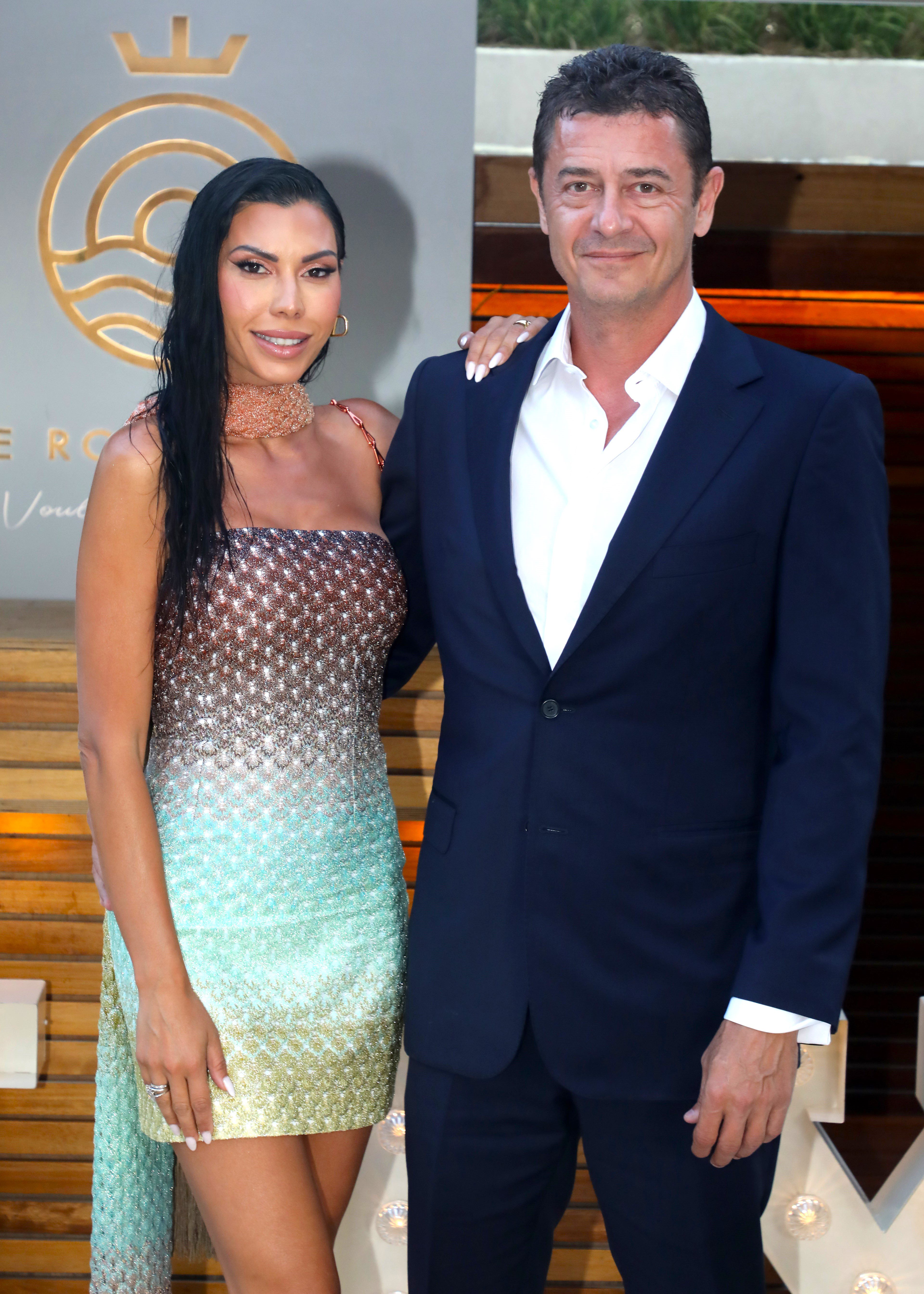 Σε μια από τις πιο συναισθηματικές στιγμές της συνέντευξης, ο Αντώνη Σρόιτερ μίλησε για τη σύζυγό του, Ιωάννα Μπούκη, και τη σταθερή σχέση τους που μετρά ήδη δεκατέσσερα χρόνια.