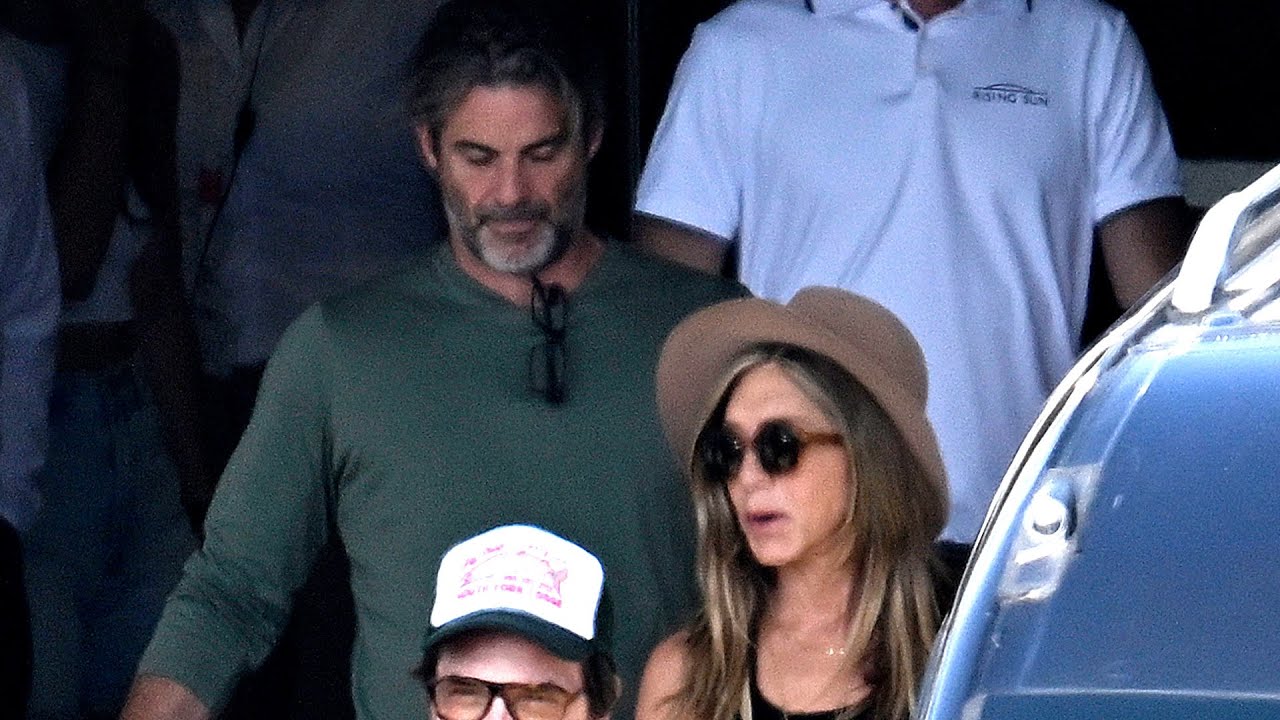 Δεν χρειάστηκε περισσότερα από μερικά δευτερόλεπτα για να κάνει τον γύρο του κόσμου. Μια ασπρόμαυρη φωτογραφία, ανεβασμένη στο προφίλ της Τζένιφερ Άνιστον, έδειχνε την 56χρονη σταρ να ποζάρει αγκαλιά με τον Τζιμ Κέρτις (Jim Curtis).