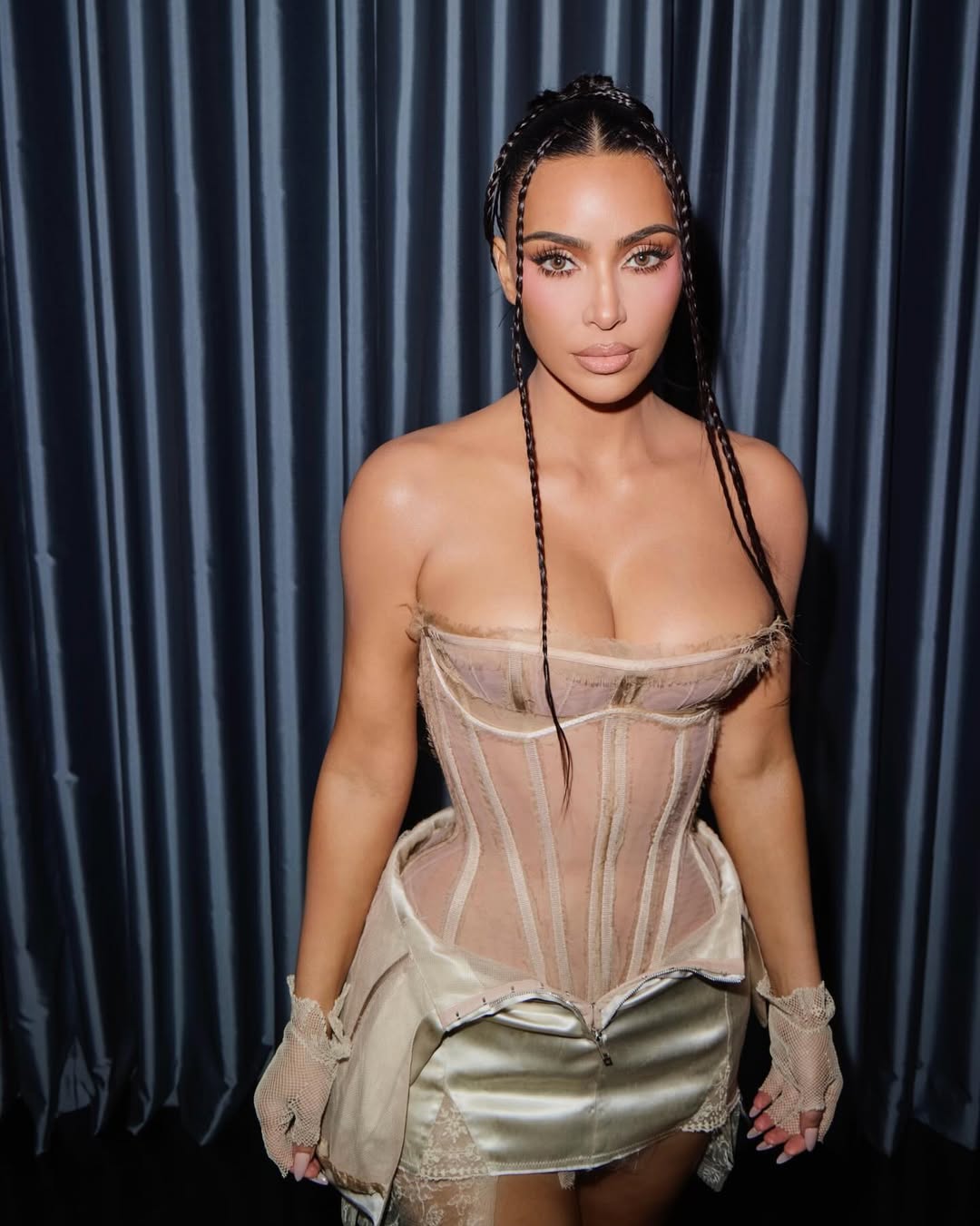 «Λοιπόν… δεν είμαι ακόμα δικηγόρος.. Έξι χρόνια σε αυτό το ταξίδι για τη νομική και παραμένω αφοσιωμένη μέχρι να περάσω τις εξετάσεις. Χωρίς συντομεύσεις, χωρίς εγκατάλειψη, απλά περισσότερη μελέτη και ακόμα μεγαλύτερη αποφασιστικότητα»., τόνισε η Kim Kardashian.