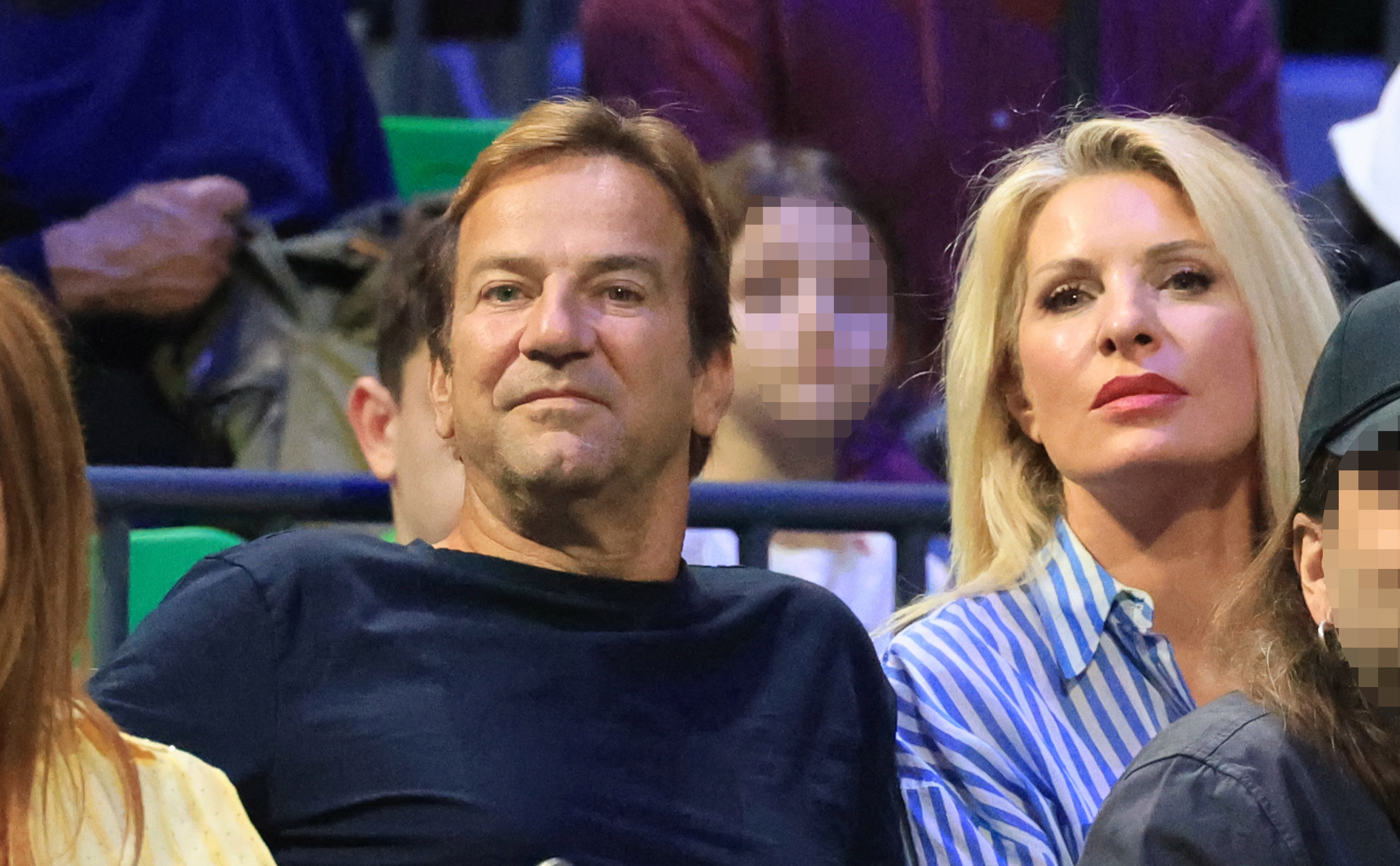 Μια από τις πιο συζητημένες εμφανίσεις της ημέρας έγιναν εκείνη της Ελένης Μενεγάκη και του συζύγου της, Μάκη Παντζόπουλου, οι οποίοι βρέθηκαν στο ΟΑΚΑ – Telekom Center Athens για να παρακολουθήσουν τον αγώνα τένις του Vanda Pharmaceuticals Hellenic Championship ATP 250. Οι φωτογραφίες της NDP, που τραβήχτηκαν στις 08/11/2025 αλλά κυκλοφόρησαν σήμερα.