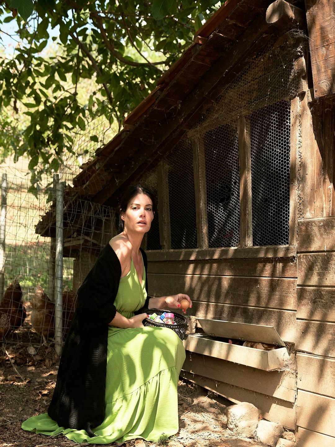 Σε μια συνέντευξη γεμάτη αυτογνωσία, η ηθοποιός αποκάλυψε ότι σκέφτηκε σοβαρά το ενδεχόμενο να ασχοληθεί με την πολιτική, όμως τελικά το απέρριψε γιατί διέκρινε ένα επίπεδο τοξικότητας που δεν ταίριαζε με τις δικές της ανάγκες για ισορροπία, γαλήνη και ηρεμία.