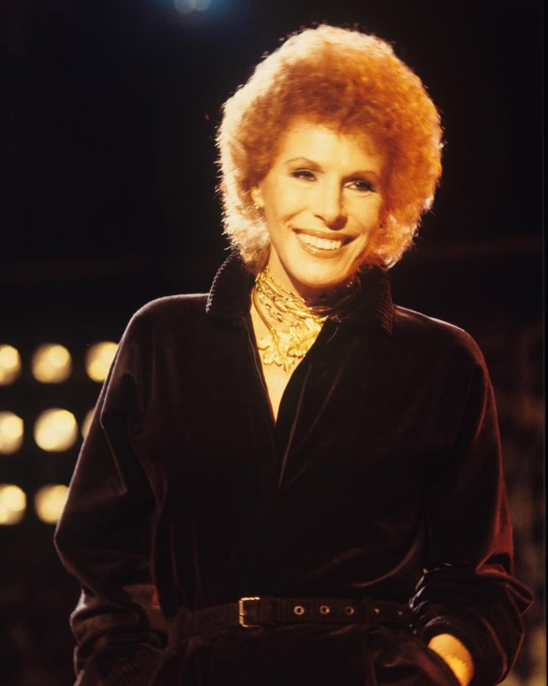 Η Ιταλία θρηνεί μία από τις σημαντικότερες καλλιτεχνικές φυσιογνωμίες της σύγχρονης εποχής της, καθώς η Ορνέλα Βανόνι έφυγε από τη ζωή σε ηλικία 91 ετών στο σπίτι της στο Μιλάνο. Η θρυλική τραγουδίστρια, ηθοποιός και τηλεοπτική παρουσιάστρια υπήρξε για περισσότερο από επτά δεκαετίες μία από τις πιο αναγνωρίσιμες και ιδιαίτερες φωνές της ιταλικής μουσικής σκηνής.