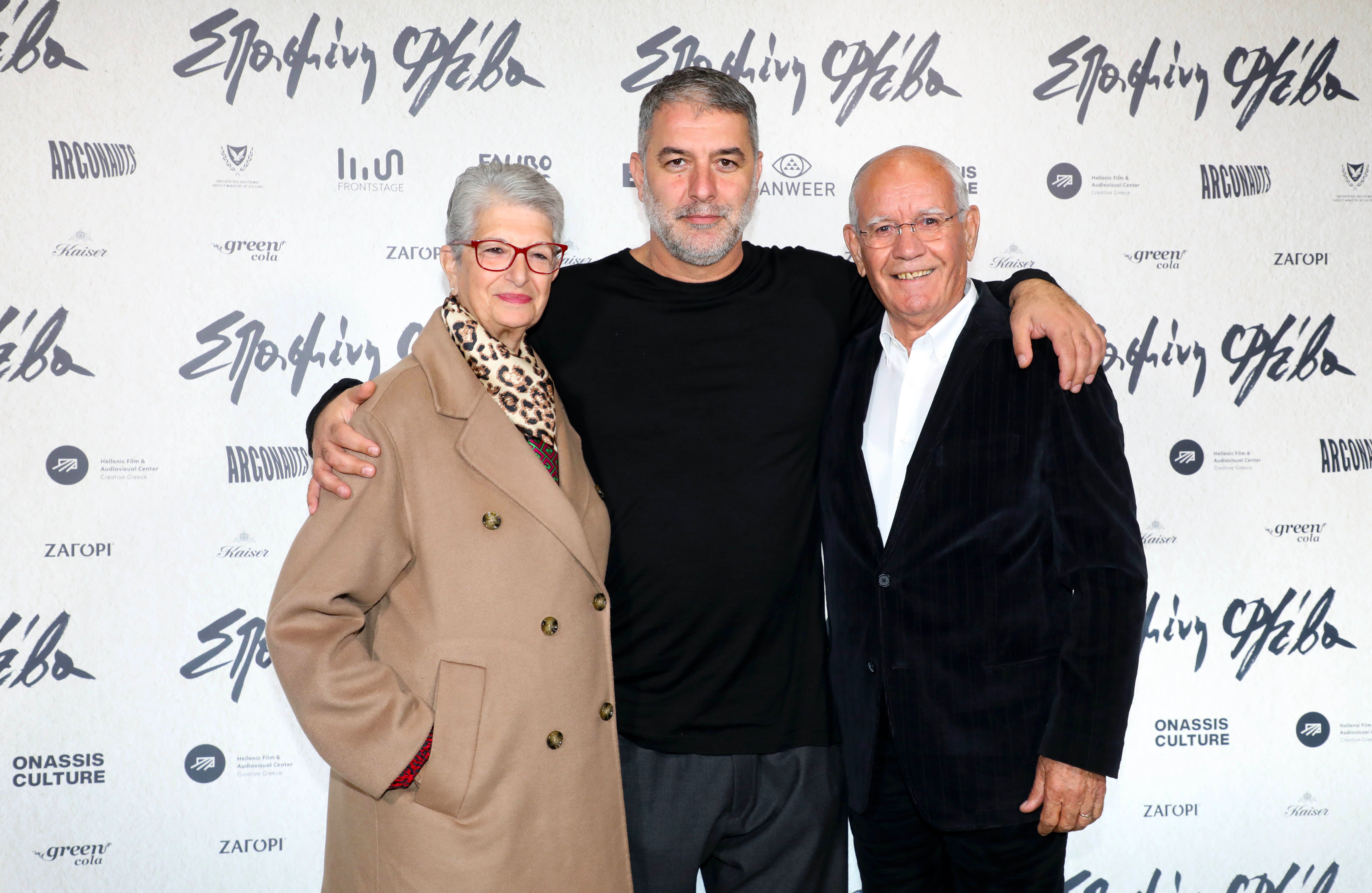 O Βασίλης Μπισμπίκης με τους γονείς του.