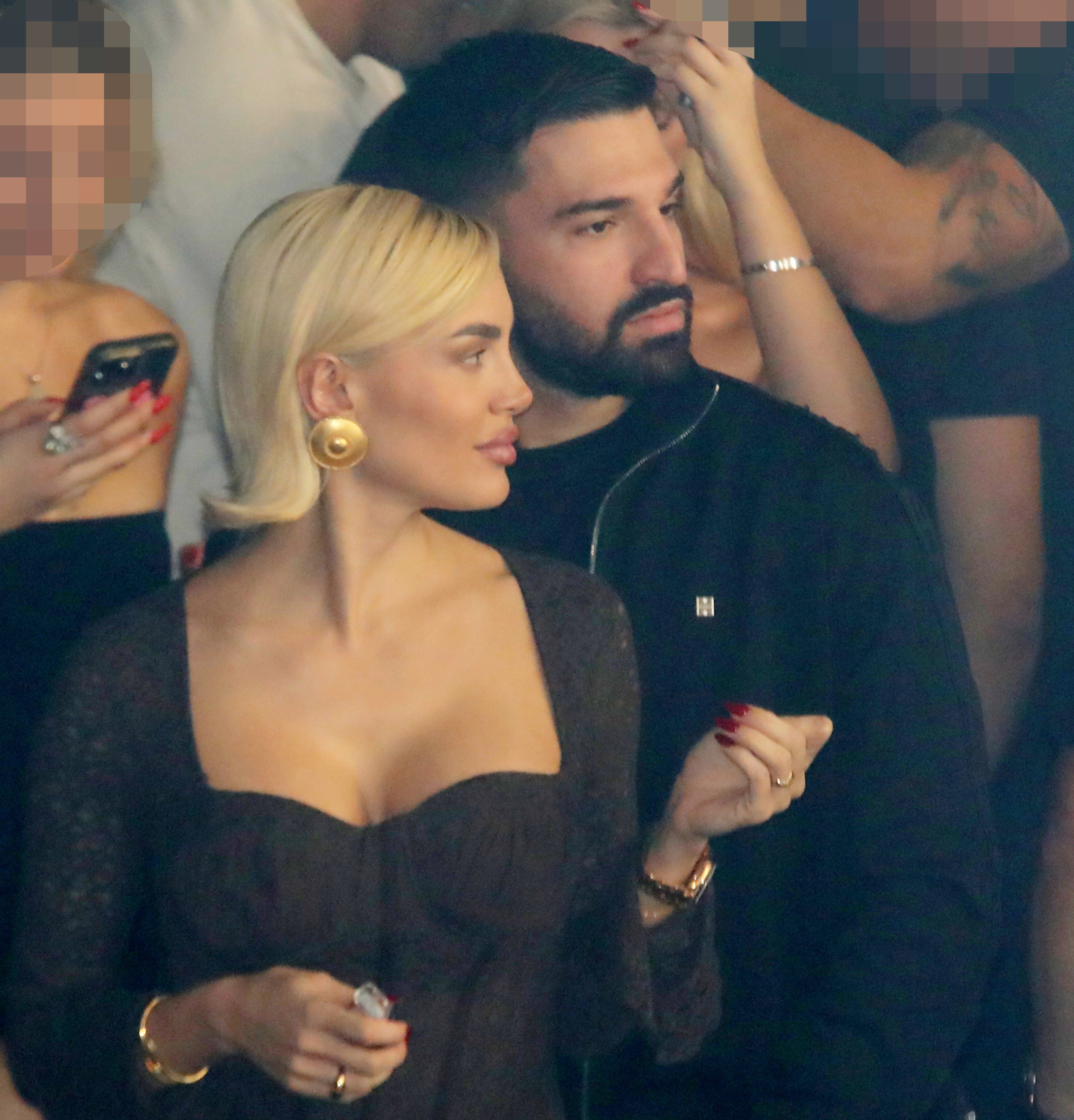 Σύμφωνα με ρεπορτάζ, τα «σύννεφα» στη σχέση τους φαίνεται να εμφανίστηκαν στα τέλη Αυγούστου. Εκείνη την περίοδο, ανήμερα της γιορτής τους, δεν ανέβηκε καμία κοινή φωτογραφία στα social media, γεγονός που αποτέλεσε αφορμή για σχόλια.