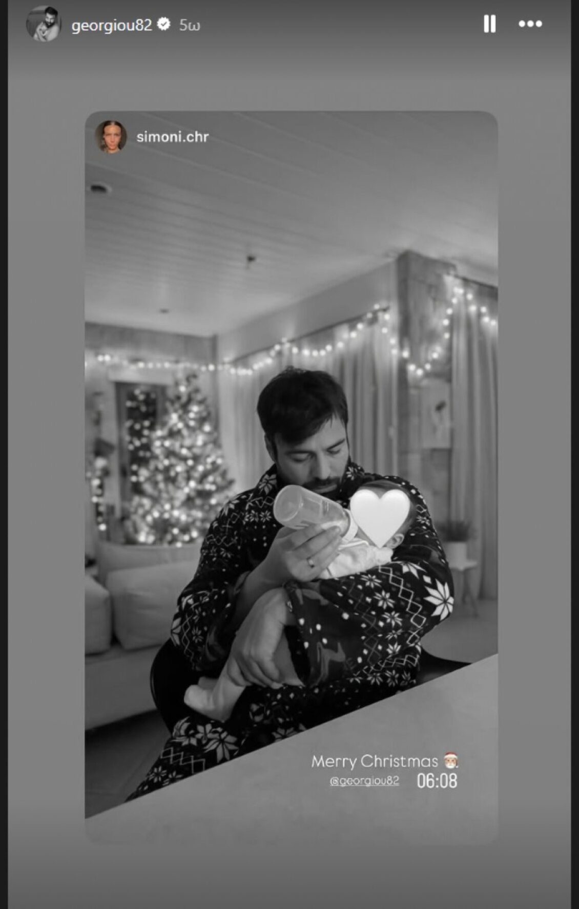 Ανδρέας Γεωργίου: Η τρυφερή εικόνα με φόντο το χριστουγεννιάτικο δέντρο