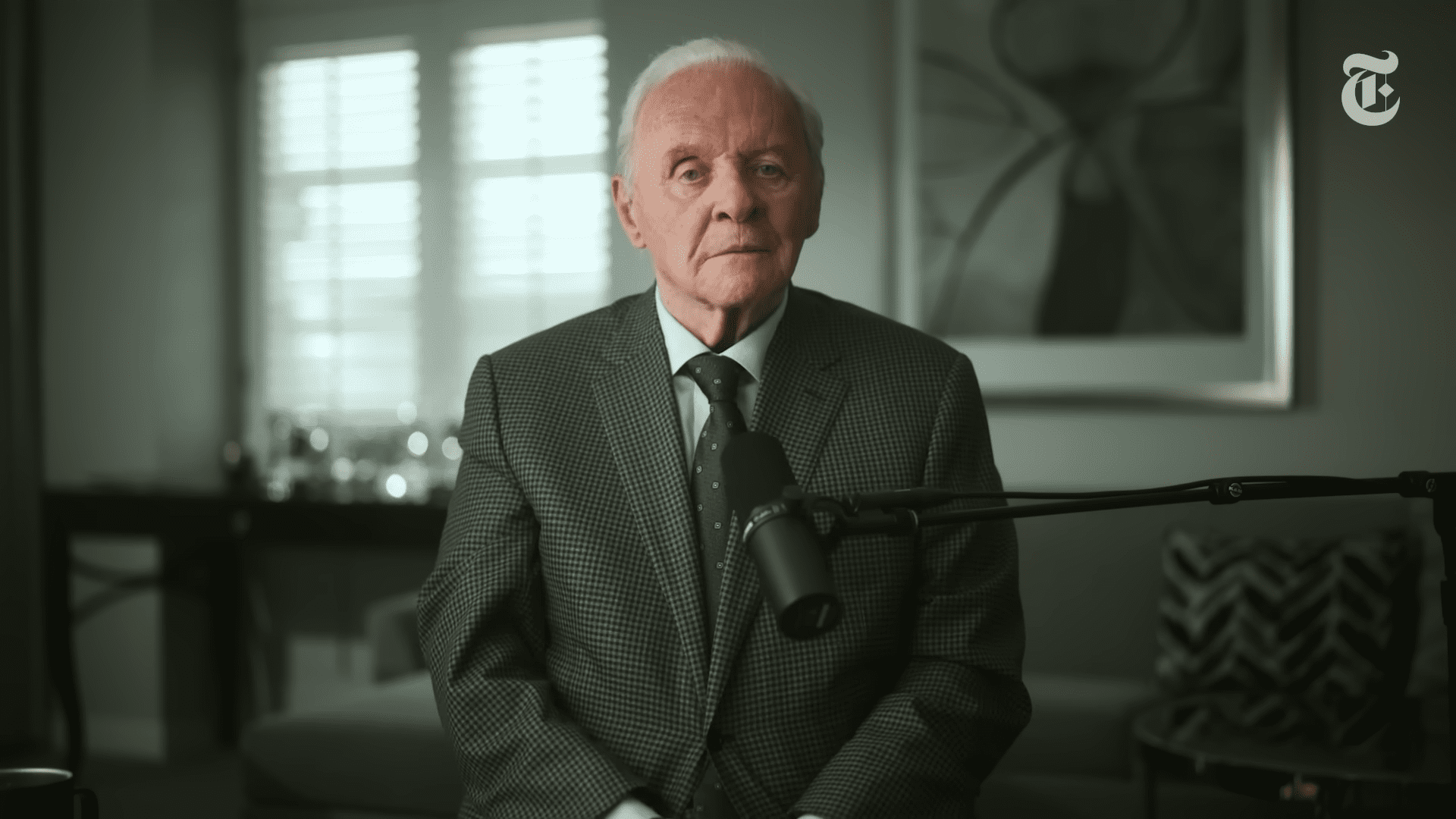 Σε μία από τις πιο προσωπικές και σκληρές εξομολογήσεις της ζωής του προχώρησε ο Άντονι Χόπκινς, μιλώντας για τη σχέση του με την κόρη του Αμπιγκέιλ Χόπκινς. Ο 87χρονος βραβευμένος ηθοποιός, με αφορμή το νέο του βιβλίο, παραδέχεται πως η εγκατάλειψή της όταν ήταν μόλις ενός έτους υπήρξε «το μεγαλύτερο λάθος της ζωής του», ένα λάθος που δεν διορθώθηκε ποτέ, καθώς η κόρη του αρνείται μέχρι σήμερα να έχει οποιαδήποτε επαφή μαζί του.