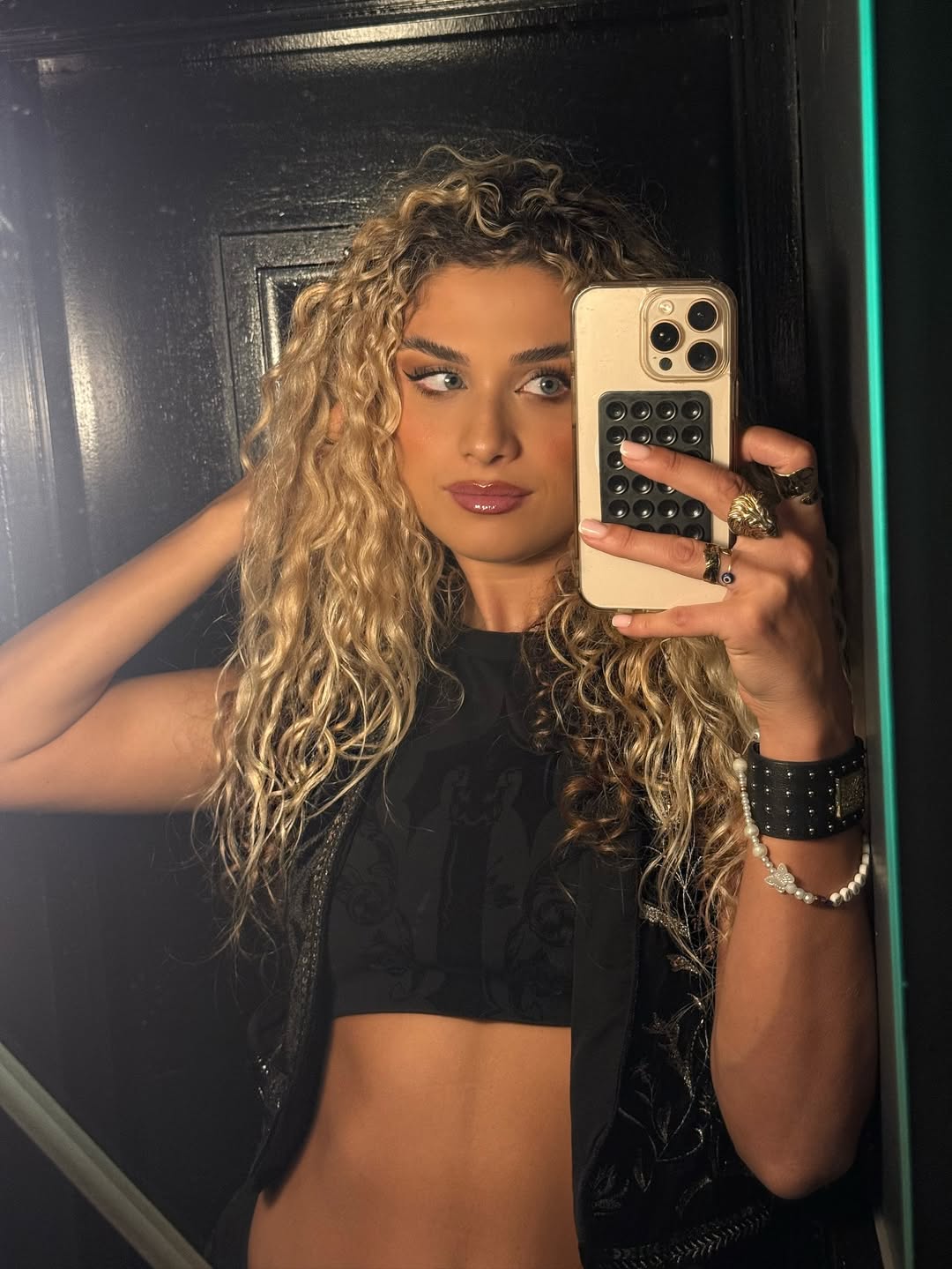 Η Antigoni Buxton, ετοιμάζεται να εκπροσωπήσει την Κύπρο στη Eurovision 2026. Με αφοπλιστική ειλικρίνεια, η νεαρή τραγουδίστρια μιλά για την καταγωγή της, την πορεία της, τη σχέση της με την Κύπρο, αλλά και για τον έρωτα που τελείωσε ξαφνικά, χαρίζοντάς της όμως ένα νέο τραγούδι.