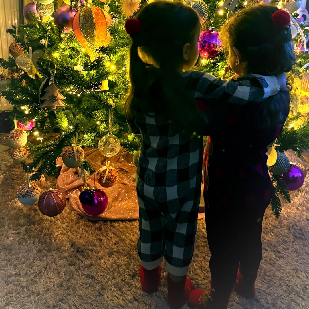 Με μια τρυφερή φωτογραφία μπροστά από το στολισμένο χριστουγεννιάτικο δέντρο, ο Άρης Μουγκοπέτρος μοιράστηκε τον συναισθηματικό του απολογισμό για μια χρονιά που αποδείχθηκε ιδιαίτερα δύσκολη.