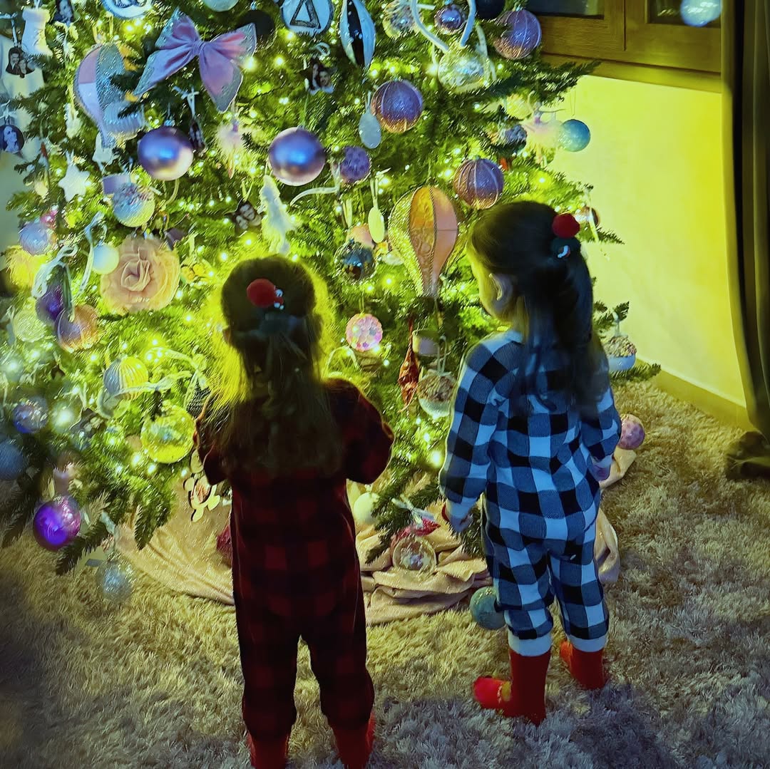 Ο Άρης Μουγκοπέτρος μαζί με τη σύζυγό του και τις κόρες τους στόλισαν το δέντρο του σπιτιού για τα φετινά Χριστούγεννα. Ο γνωστός μουσικός, κάνοντας τον απολογισμό της χρονιάς, αναφέρει πως έχασε πολλά, όμως δεν παύει να είναι ευγνώμων βλέποντας τις κόρες του στο χριστουγεννιάτικο δέντρο.