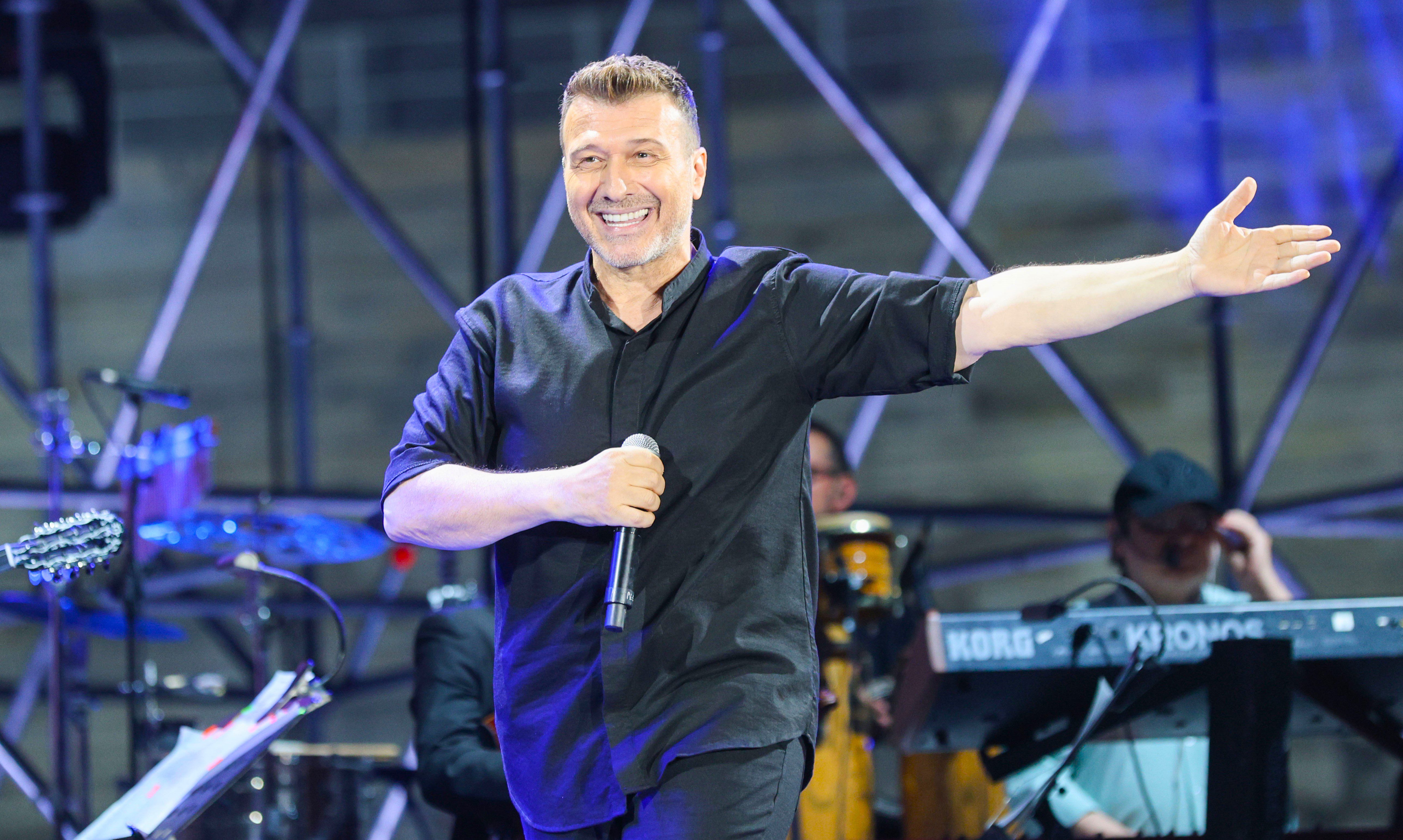 Σήμερα το όνομα του Γιάννη Πλούταρχου ανέβηκε απότομα στις πρώτες θέσεις των αναζητήσεων, προκαλώντας εύλογα ερωτήματα για το τι ακριβώς συνέβη. Η απάντηση δεν βρίσκεται σε ένα μόνο γεγονός, αλλά σε έναν συνδυασμό εξελίξεων που ενεργοποίησαν διαφορετικά κοινά ταυτόχρονα.