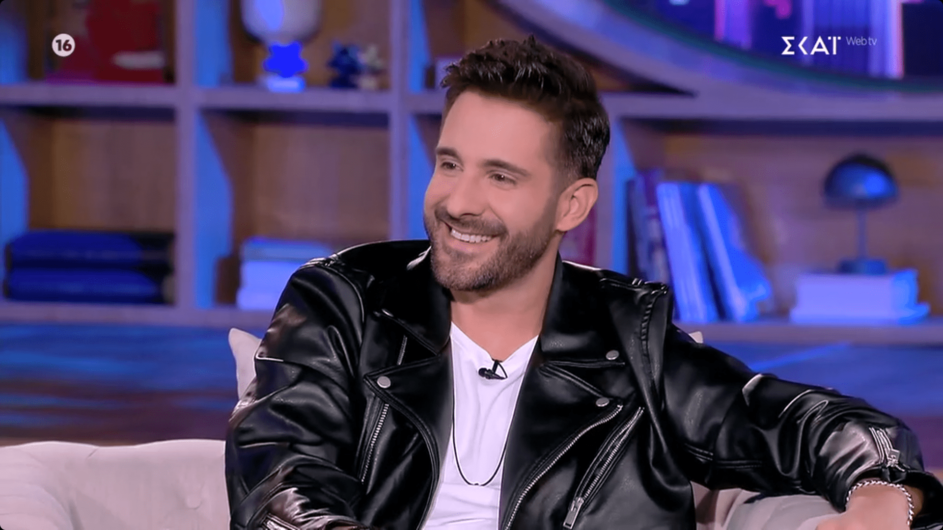 Ο Γιώργος Λιβάνης βρέθηκε καλεσμένος στην εκπομπή «Στην αγκαλιά του Φάνη» το βράδυ της Πέμπτης 4 Δεκεμβρίου 2025 και μίλησε τόσο για την προσωπική του πορεία όσο και για τον γάμο του με την Ανδρομάχη. Ο γνωστός τραγουδιστής αναφέρθηκε επίσης στην εμπειρία του από το «Greek Idol» και στην κριτική που είχε δεχτεί τότε από τον Πέτρο Κωστόπουλο, αποκαλύπτοντας ότι τον έχει μπλοκάρει στα social media.