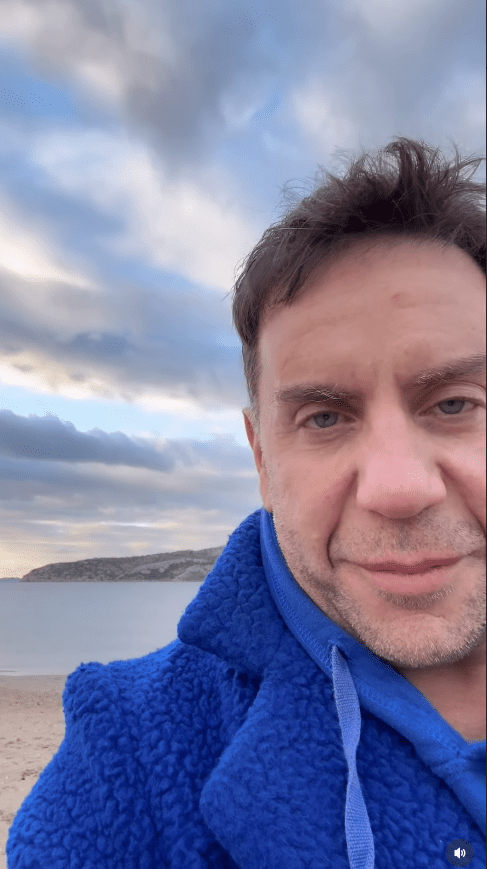 Ο Γιώργος Μαζωνάκης στέλνει μήνυμα με νόημα σε όσους «νόμισαν ότι ορίζουν τη ζωή του», την ώρα που το τελευταίο έτος σημαδεύτηκε από οικογενειακές ρήξεις, επαγγελματικές ανατροπές και τη μήνυση του Στέφανου Παπαδόπουλου.