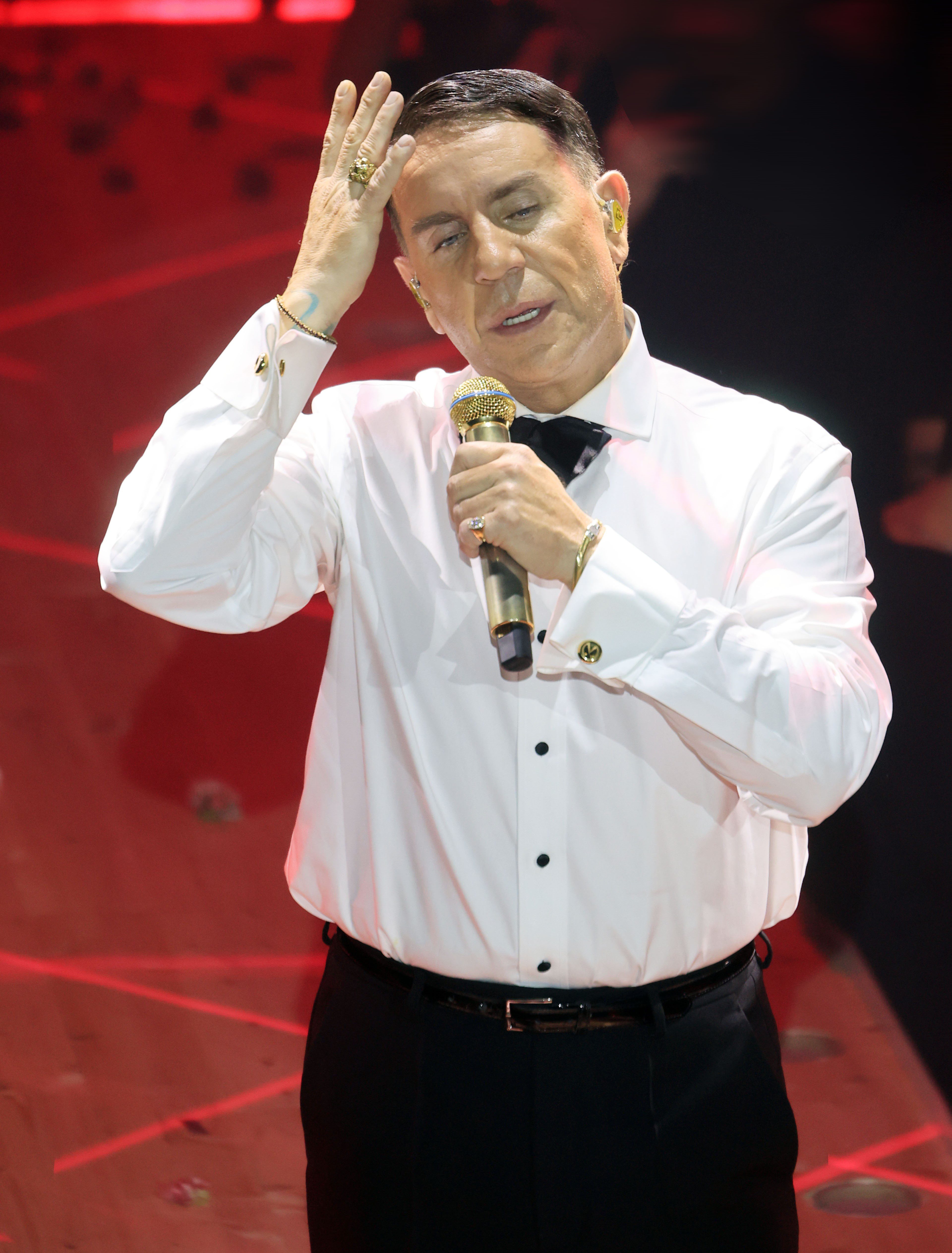 Το περιβάλλον πρώην συνεργάτη του Γιώργου Μαζωνάκη απαντά μέσω ρεπορτάζ του Mega στις αιχμές περί υποκίνησης της καταγγελίας, κάνοντας λόγο για ανυπόστατους ισχυρισμούς και αποκαλύπτοντας οικονομικό υπόλοιπο που, όπως υποστηρίζει, δεν έχει επιστραφεί.