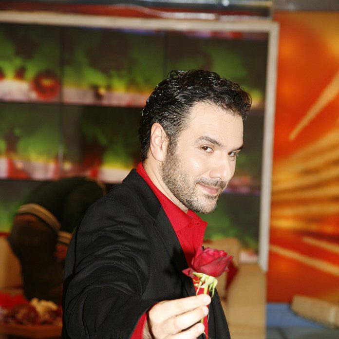 Ο Γρηγόρης Αρναούτογλου γιορτάζει σήμερα τα 52 του χρόνια, έχοντας πίσω του μια πορεία γεμάτη επιτυχίες, προσωπικές μάχες, παύσεις και μικρές νίκες που τον διαμόρφωσαν.