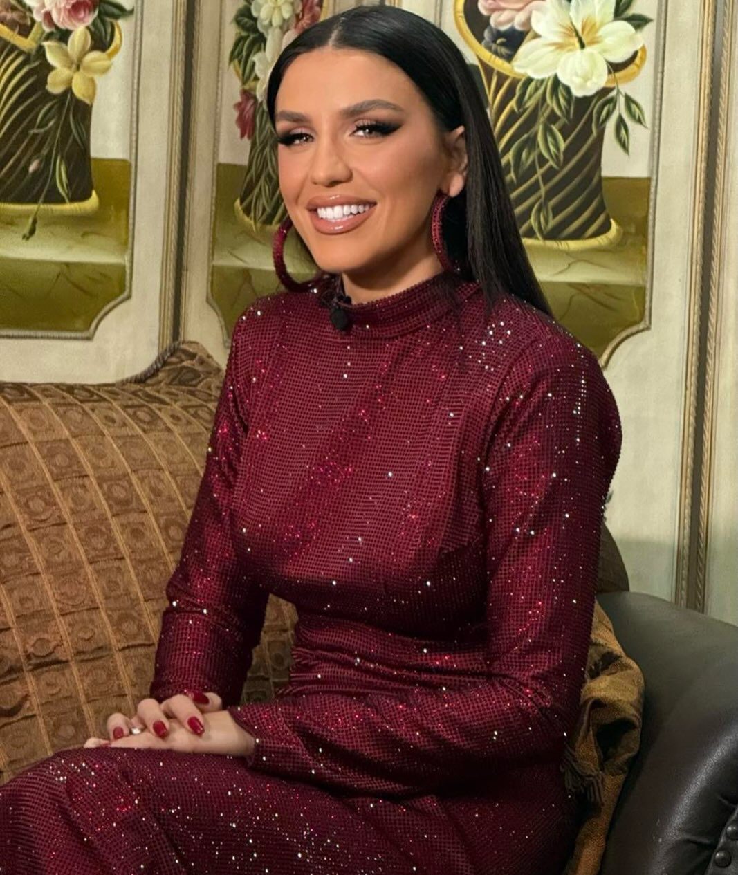 Η Ιουλία Καλλιμάνη μιλά ανοιχτά για τα περιστατικά που τη φέρνουν σε δύσκολη θέση στη σκηνή, εξηγεί γιατί αντιδρά και παραδέχεται ότι δεν ήταν προετοιμασμένη για την ένταση της επιτυχίας.