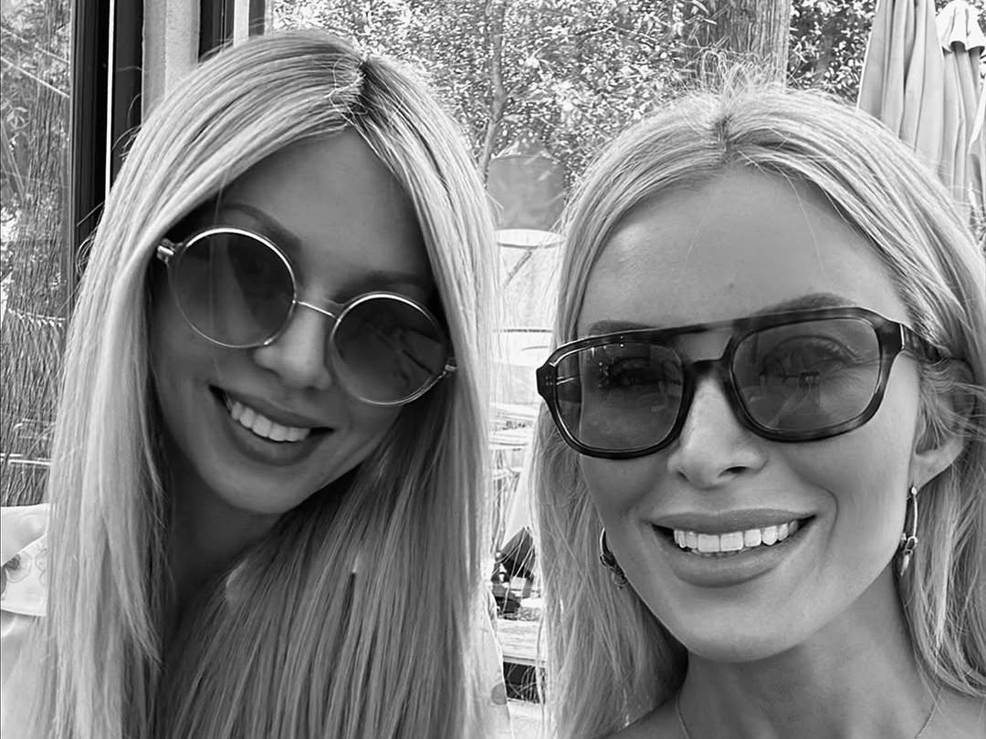 Μια ιδιαίτερα φορτισμένη συναισθηματικά αποκάλυψη έκανε η Κατερίνα Καινούργιου το πρωί της Τρίτης 23 Δεκεμβρίου 2025, μέσα από την εκπομπή Super Κατερίνα. Η παρουσιάστρια μίλησε ανοιχτά για τα δύο ονόματα που θα δώσει στην κόρη που περιμένει με τον Παναγιώτης Κουτσουμπής, αποκαλύπτοντας τη βαθιά προσωπική ιστορία που κρύβεται πίσω από αυτή την απόφαση.