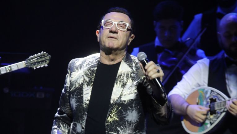 Εξιτήριο από το νοσοκομείο πήρε ο Λευτέρης Πανταζής, μετά την περιπέτεια υγείας που τον κράτησε κλινήρη για τέσσερις ημέρες. Ο δημοφιλής τραγουδιστής έκανε τις πρώτες του δηλώσεις, αποκαλύπτοντας ότι το λιποθυμικό επεισόδιο που υπέστη οφειλόταν σε υπερκόπωση.