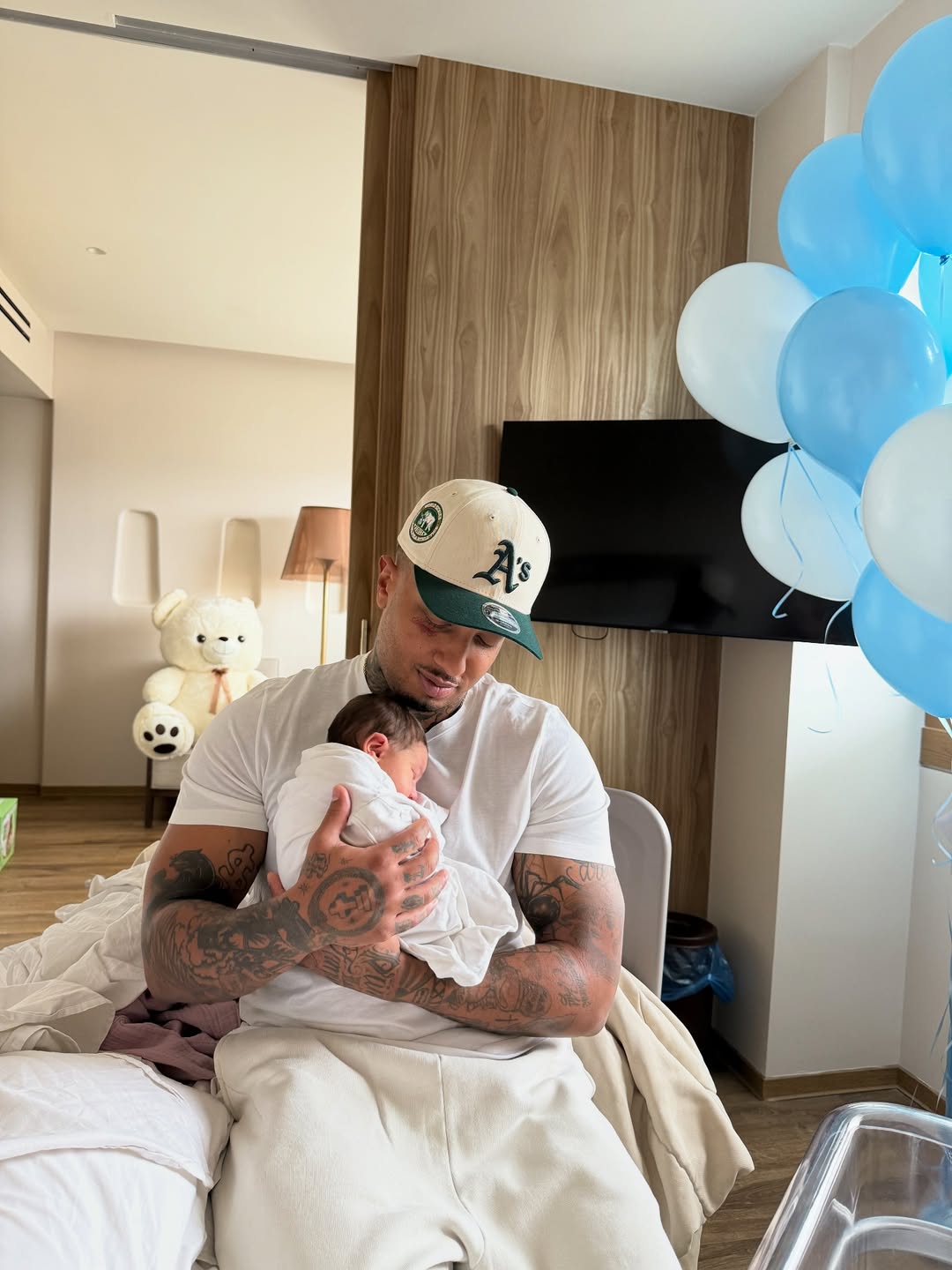 Ο Light μιλά για πρώτη φορά δημόσια για τη γέννηση του γιου του, την καθημερινότητά του ως πατέρας, τη σχέση με τη σύντροφό του και τα σχέδια για γάμο και βάπτιση.