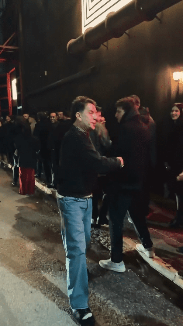 Ο Γιώργος Μαζωνάκης έκανε μια απρόσμενη κίνηση έξω από την Ακτή Πειραιώς, χαιρετώντας προσωπικά τους θαυμαστές του, σε μια περίοδο έντονων προσωπικών και δικαστικών εξελίξεων.