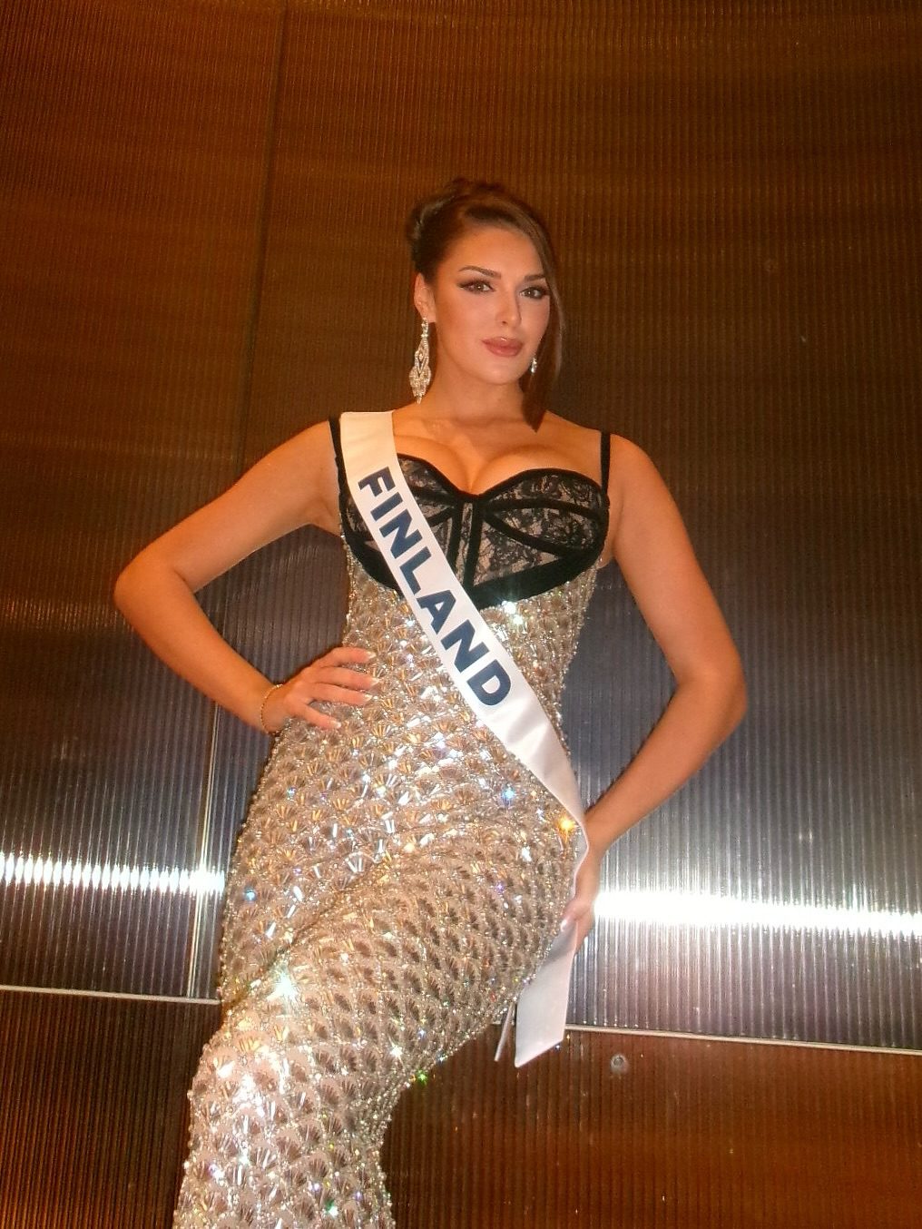 Η Σάρα Τζαφτσέ, η οποία είχε στεφθεί Miss Finland τον Σεπτέμβριο, δημοσίευσε φωτογραφία στην εφαρμογή Jodel, όπου εμφανιζόταν να τραβά τα μάτια της προς τα πλάγια με τα δάχτυλά της. Πρόκειται για χειρονομία που έχει συνδεθεί παγκοσμίως με προσβλητικά στερεότυπα απέναντι σε Ασιάτες.