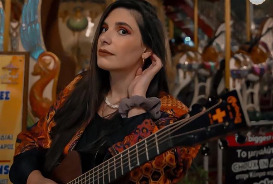 Νέες αποκαλύψεις έρχονται στο φως γύρω από την υπόθεση που αφορά τον Μαζωνάκη, μέσα από τη μαρτυρία της τραγουδίστριας Νωαίνας. Η νεαρή καλλιτέχνις, που συμμετείχε στο ίδιο νυχτερινό σχήμα με τον Γιώργο Μαζωνάκη και τον Στέφανο Παπαδόπουλο, περιέγραψε τη δική της εμπειρία και όσα, όπως υποστηρίζει, είδε να συμβαίνουν κατά τη διάρκεια της συνεργασίας τους.