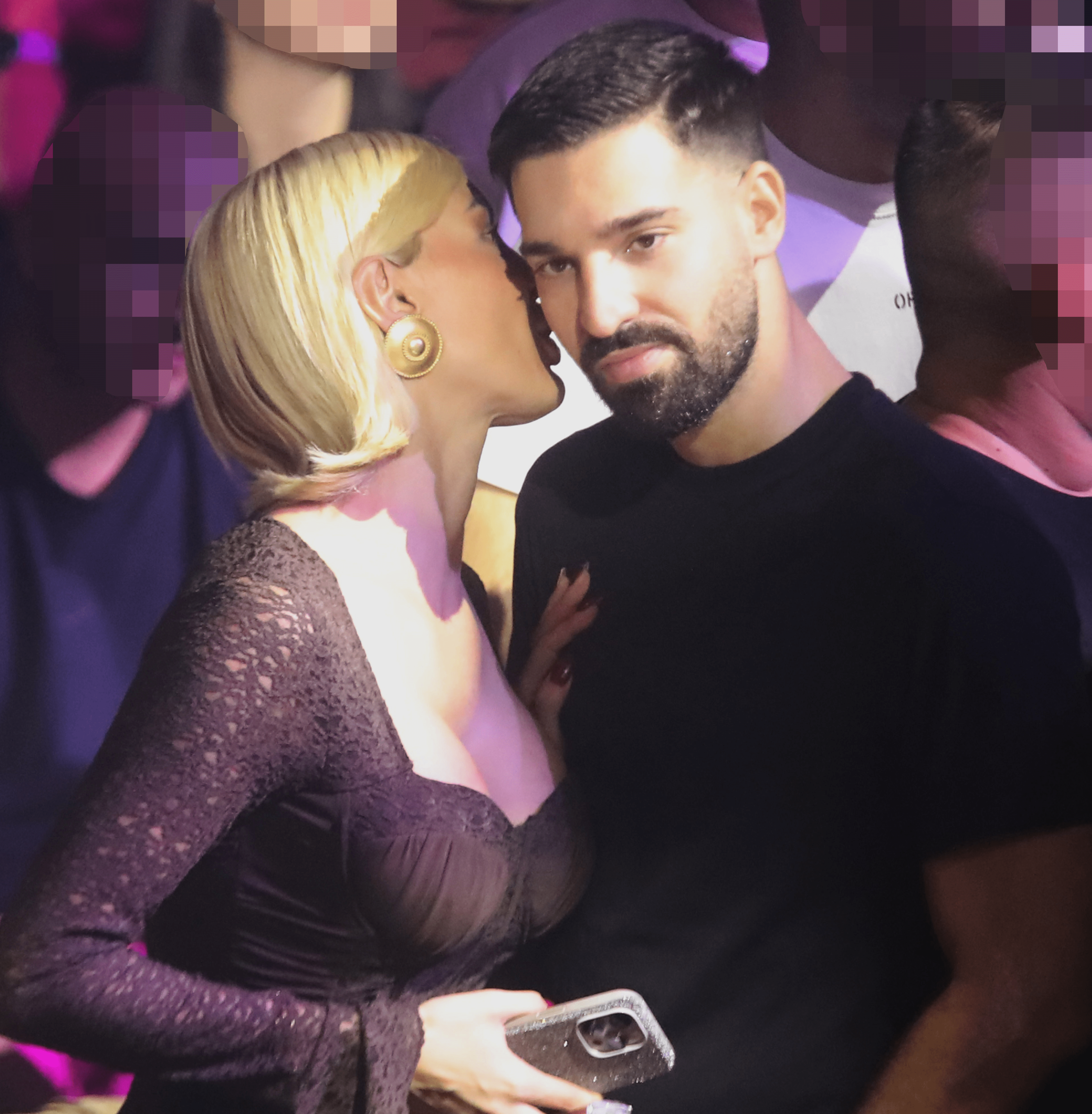 Από τον Αύγουστο και μετά, οι δύο τους έχουν εντοπιστεί αρκετές φορές σε ξεχωριστές εξόδους, ενώ καμία νέα κοινή δημόσια εμφάνιση δεν έχει καταγραφεί. Πηγές αναφέρουν ότι το γεγονός αυτό έχει ενισχύσει την αίσθηση πως κάτι έχει αλλάξει στη δυναμική τους. Παράλληλα, οι διαδικτυακοί τους ακόλουθοι έχουν παρατηρήσει την απουσία κοινών στιγμών στα κοινωνικά δίκτυα.