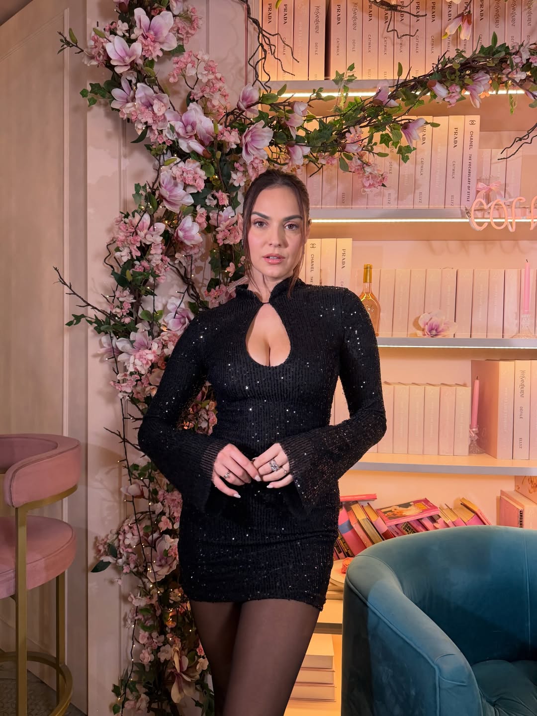 Η μελαχρινή καλλονή για πολλά χρόνια ήταν κολλητή φίλη με την Ιωάννα Τούνη, όμως οι σχέσεις τους εδώ και κάποια χρόνια έχουν παγώσει. Παρ’ όλα αυτά, η Βρισηίδα τη στηρίζει σε όλη τη διάρκεια της μάχης που δίνει στα δικαστήρια η ξανθιά influencer.