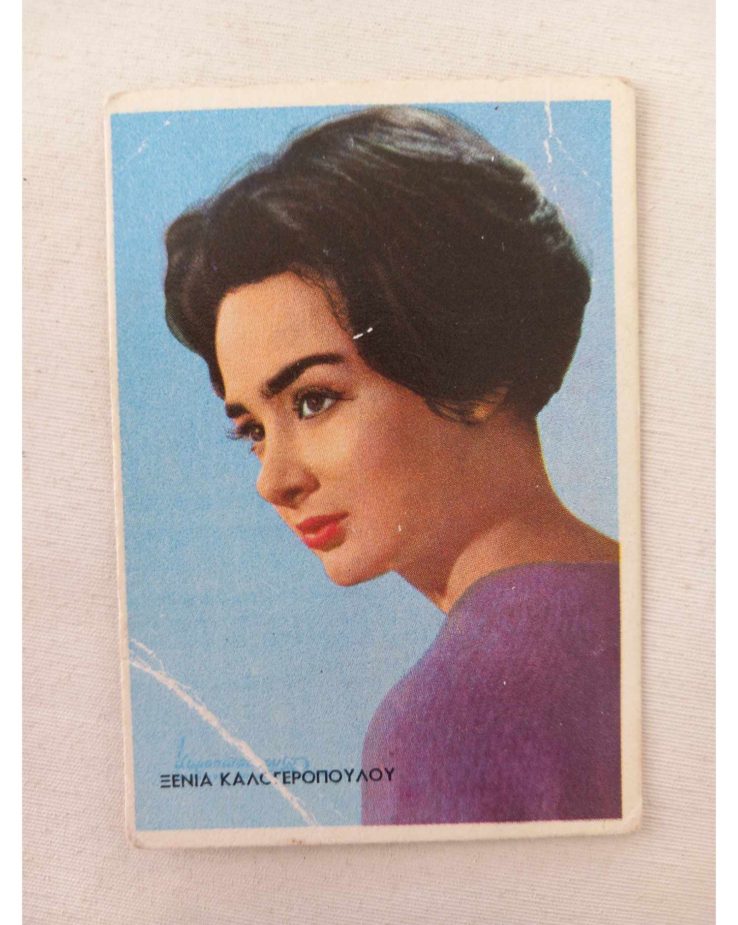 Παρότι πολλοί τη χαρακτηρίζουν «παράδειγμα», η ίδια αντιμετωπίζει αυτόν τον τίτλο με σκεπτικισμό. «Είναι και λίγο αστείο», λέει, εξηγώντας πως αναγκάστηκε να καταβάλει τεράστιες προσπάθειες για να σταθεί όρθια. Ακόμη και σήμερα, το να ανέβει τις σκάλες του θεάτρου όπου παίζει στο «Άρωμα Γυναίκας» αποτελεί δοκιμασία. «Δυσκολεύομαι πάρα πολύ», παραδέχεται, αλλά δεν σταματά. «Είμαι σκύλα», λέει με χιούμορ και αποφασιστικότητα.