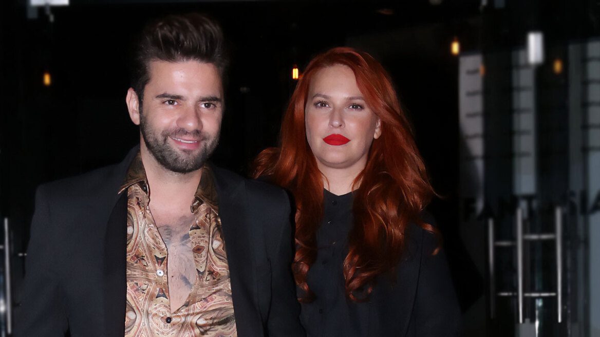  Περνώντας στο εξομολογητήριο, ο Θοδωρής Μαραντίνης παραδέχτηκε: «Η μεγαλύτερη τρέλα που έχω κάνει για έναν έρωτα ήταν που παντρεύτηκα. Σκεφτόμουν δεν θα παντρευτώ ποτέ. Και γι’ αυτό δεν θα ξαναπαντρευτώ ποτέ».