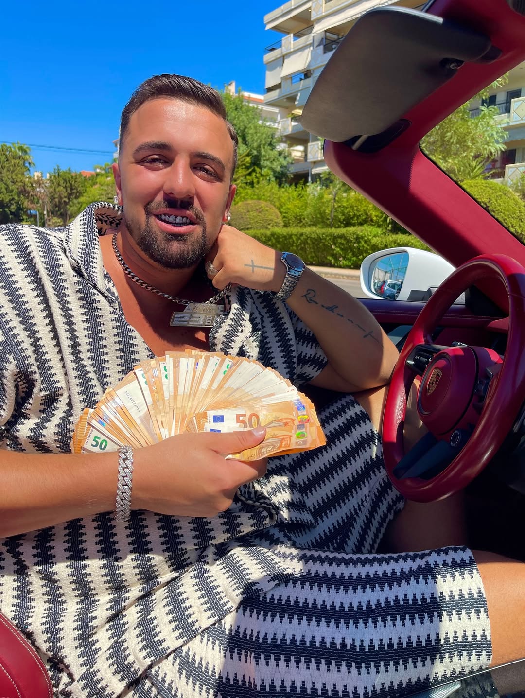 Ο Γιώργος Καραντώνης, γνωστός στο διαδίκτυο ως Gio Kay, μπαίνει στο ριάλιτι επιβίωσης σε ηλικία 28 ετών, έχοντας ήδη δημιουργήσει έντονο αποτύπωμα με τις viral ατάκες του και τον ιδιαίτερο τρόπο έκφρασής του, που συνδυάζει ελληνικά και αγγλικά μέσα στην ίδια πρόταση.