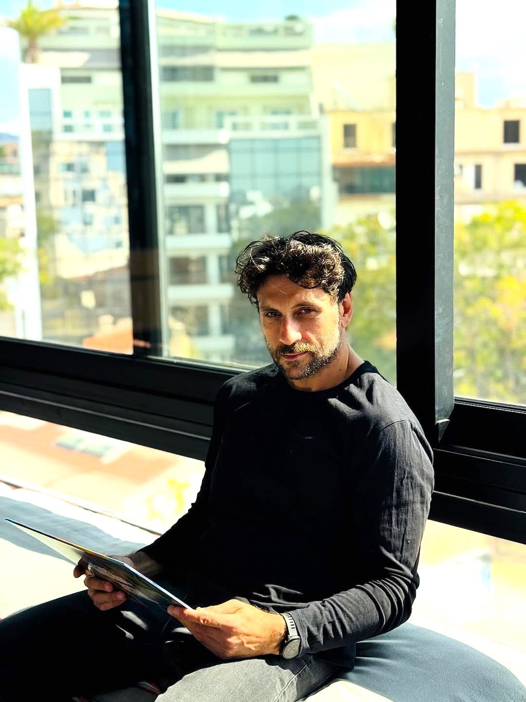 Ο ηθοποιός Γιώργος Χρυσοστόμου μίλησε για τη συμμετοχή του στο Maestro, για τη δύσκολη πορεία του στον χώρο της υποκριτικής, αλλά και για μια ιστορία με τον Χριστόφορος Παπακαλιάτης που έχει ξεχωριστό