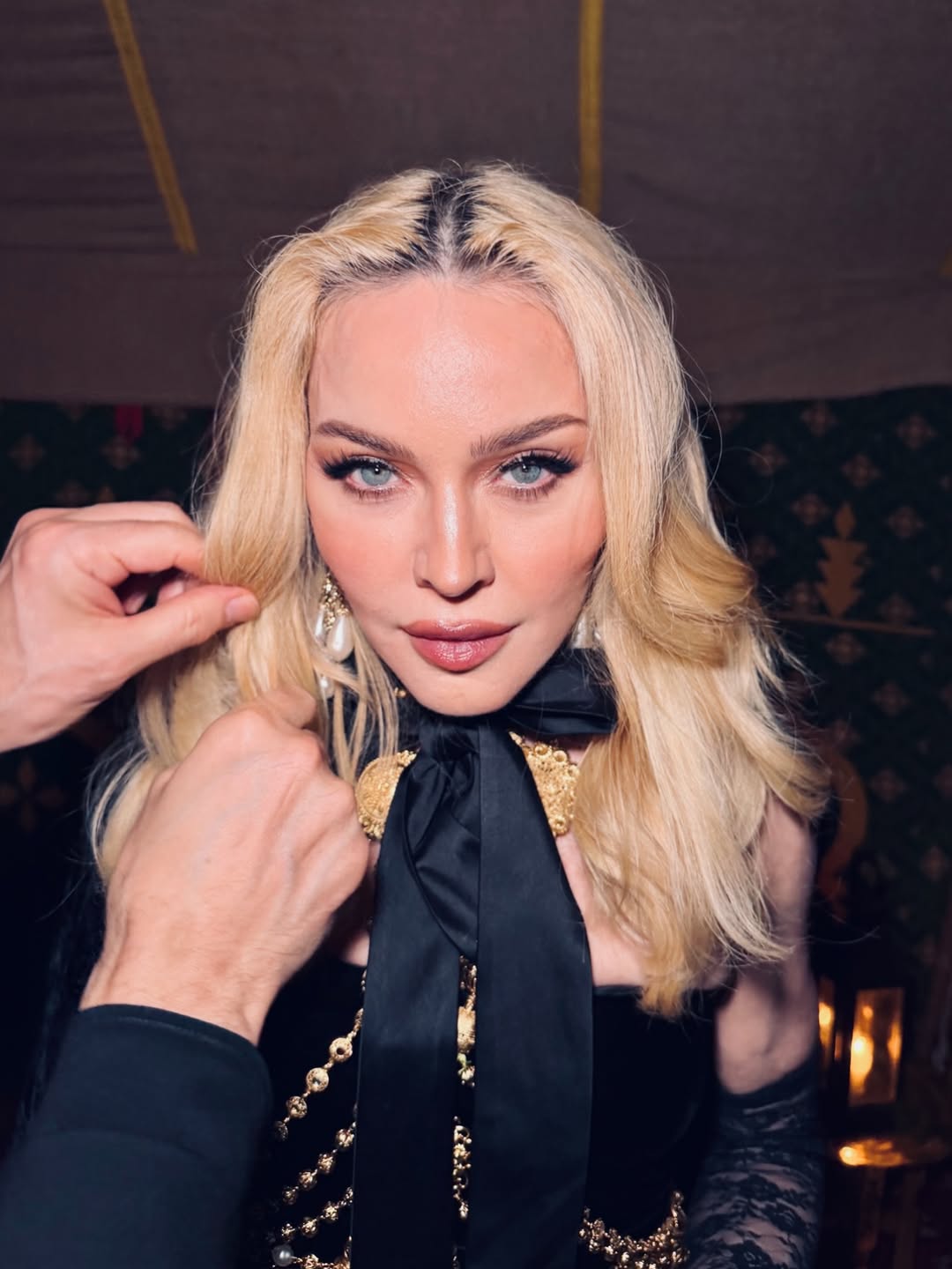 Η Μαντόνα μοιράστηκε νέο φωτογραφικό άλμπουμ από το Μαρόκο, συνδυάζοντας οικογενειακές στιγμές, ατμόσφαιρα ερήμου και έντονες εικόνες από το Μαρακές.