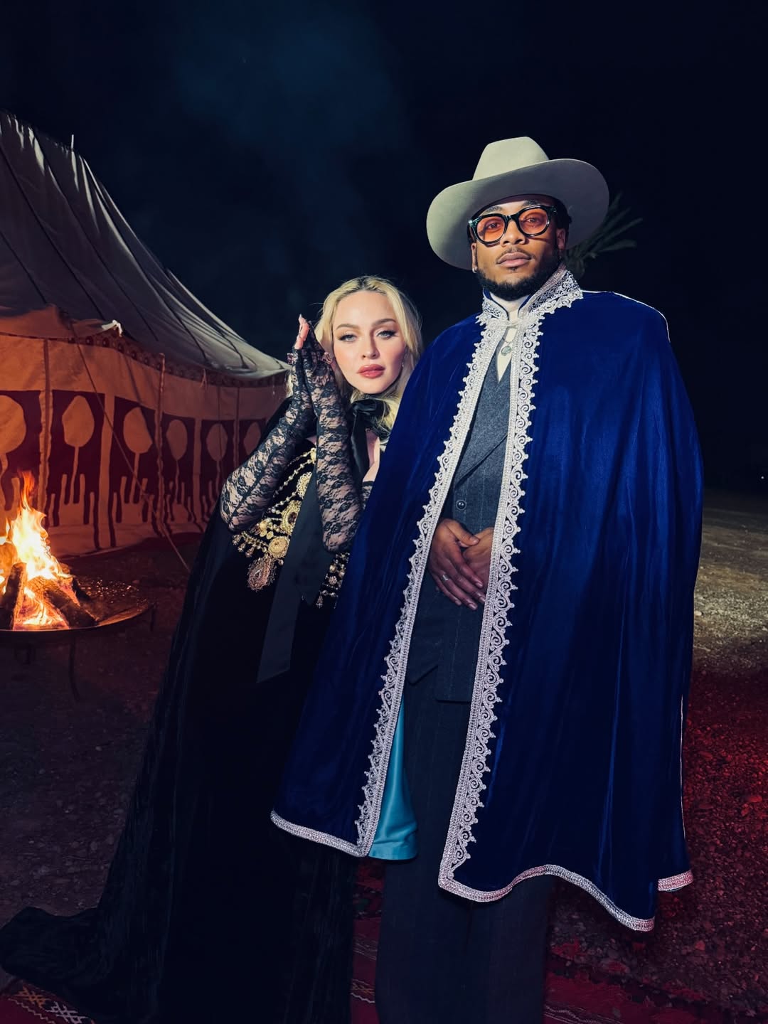 Η Μαντόνα επέστρεψε στο Μαρόκο και αυτή τη φορά το έκανε όπως μόνο εκείνη ξέρει, με ένα φωτογραφικό άλμπουμ που μοιάζει να ακουμπά ταυτόχρονα στο οικογενειακό, στο κινηματογραφικό και στο σχεδόν τελετουργικό.