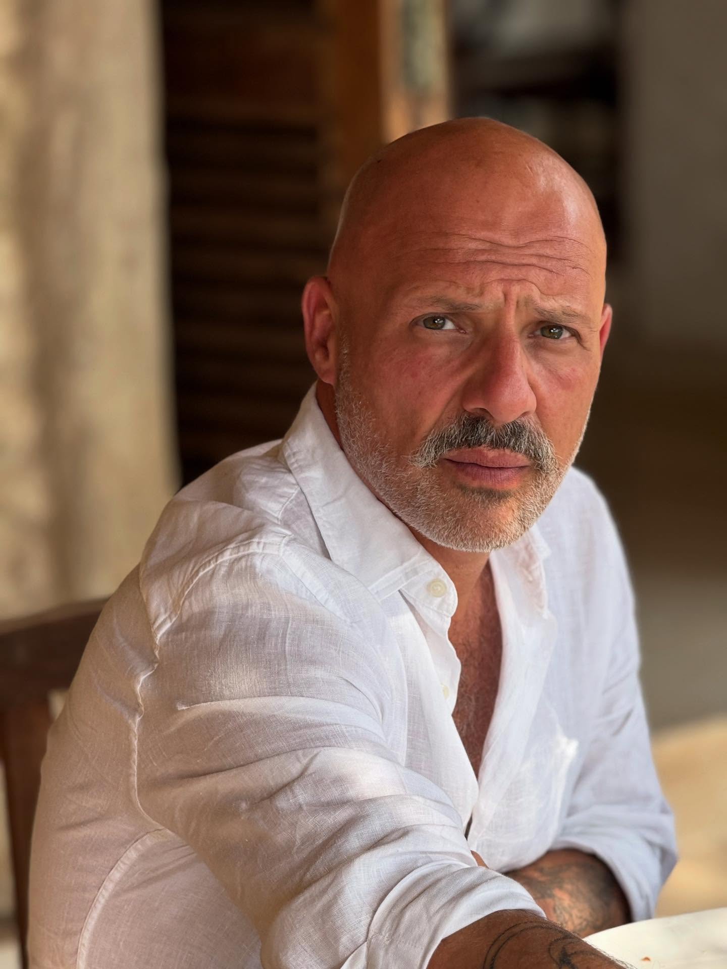 Ο Νίκος Μουτσινάς μιλά ανοιχτά για το επόμενο επαγγελματικό του βήμα, τη στροφή του στις θεραπείες, την εμπειρία και την πιστοποίησή του, αλλά και για τη σχέση του με την τηλεόραση μετά το αιφνίδιο φινάλε της εκπομπής του.