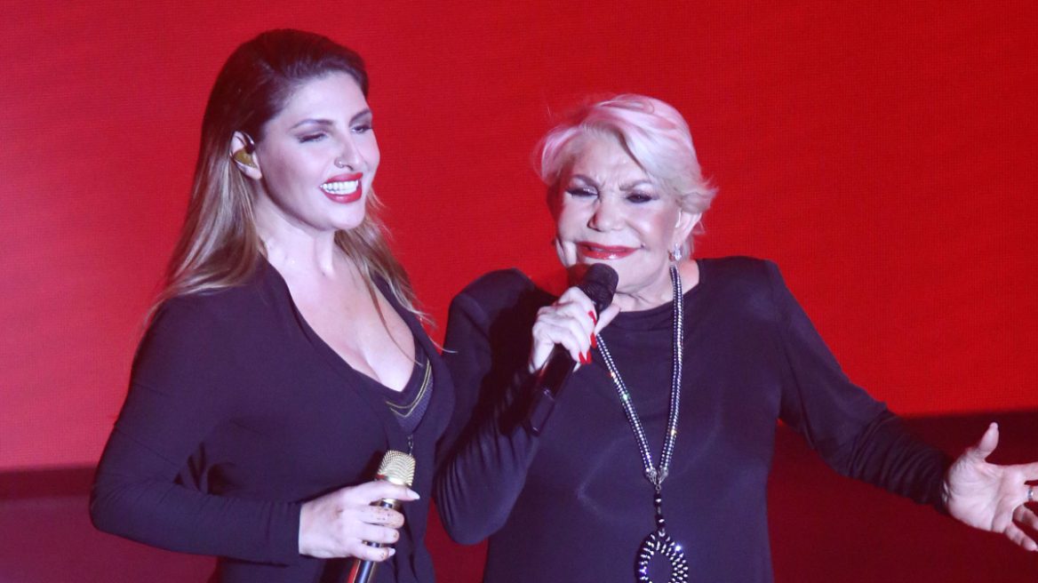 Μια από τις πιο συγκινητικές εξομολογήσεις της έκανε η Έλενα Παπαρίζου, μιλώντας δημόσια για τη συνεργασία της με τη σπουδαία Μαρινέλλα.