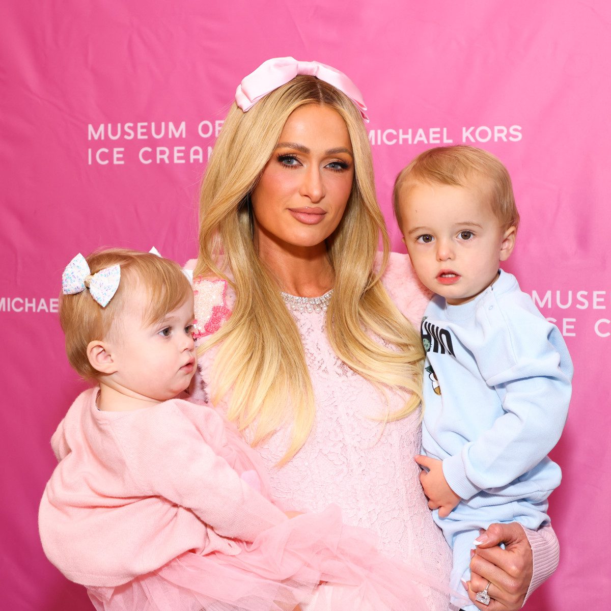 Η μητρότητα αποτελεί πλέον κεντρικό κομμάτι της ζωής της Πάρις Χίλτον. Τον Ιανουάριο του 2023 έγινε για πρώτη φορά μητέρα με τη γέννηση του γιου της, Φοίνιξ Μπάρον, μέσω παρένθετης μητέρας. Λίγους μήνες αργότερα, τον Νοέμβριο του ίδιου έτους, η οικογένεια μεγάλωσε ξανά με τον ερχομό της μικρής Λόντον Μέριλιν, επίσης μέσω παρένθετης κύησης.